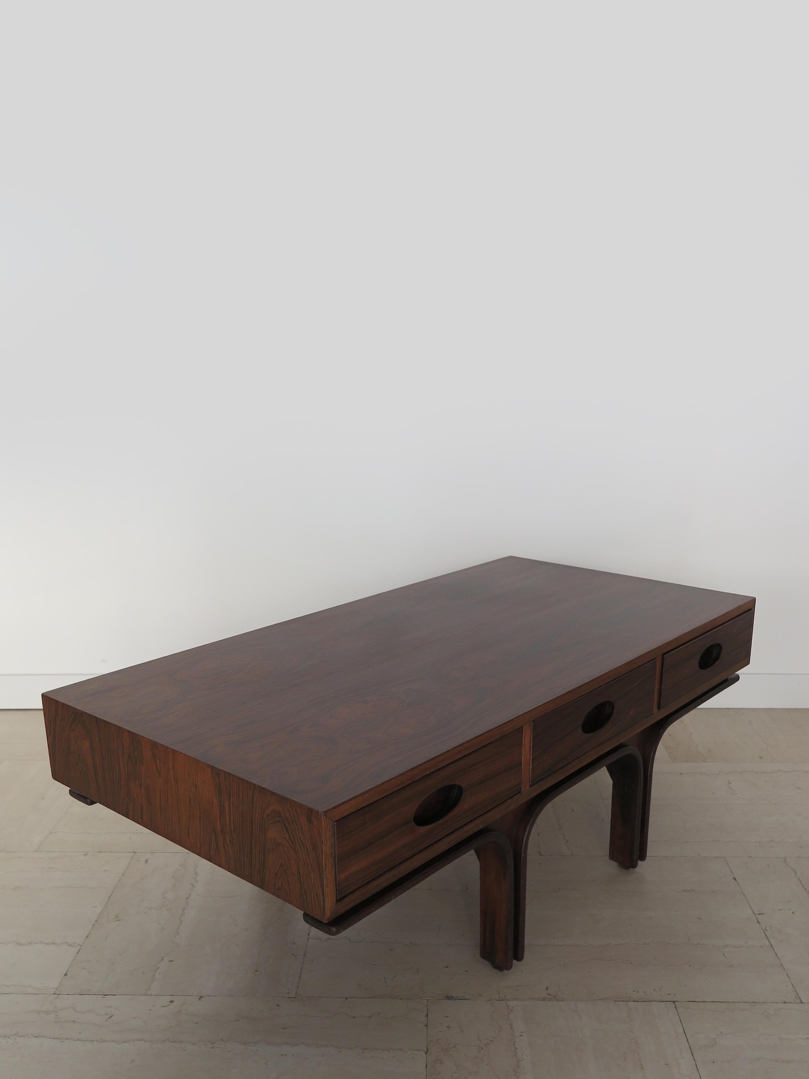 Gianfranco Frattini per Bernini Set di tavoli in legno scuro del Medioevo 1960s in vendita 7