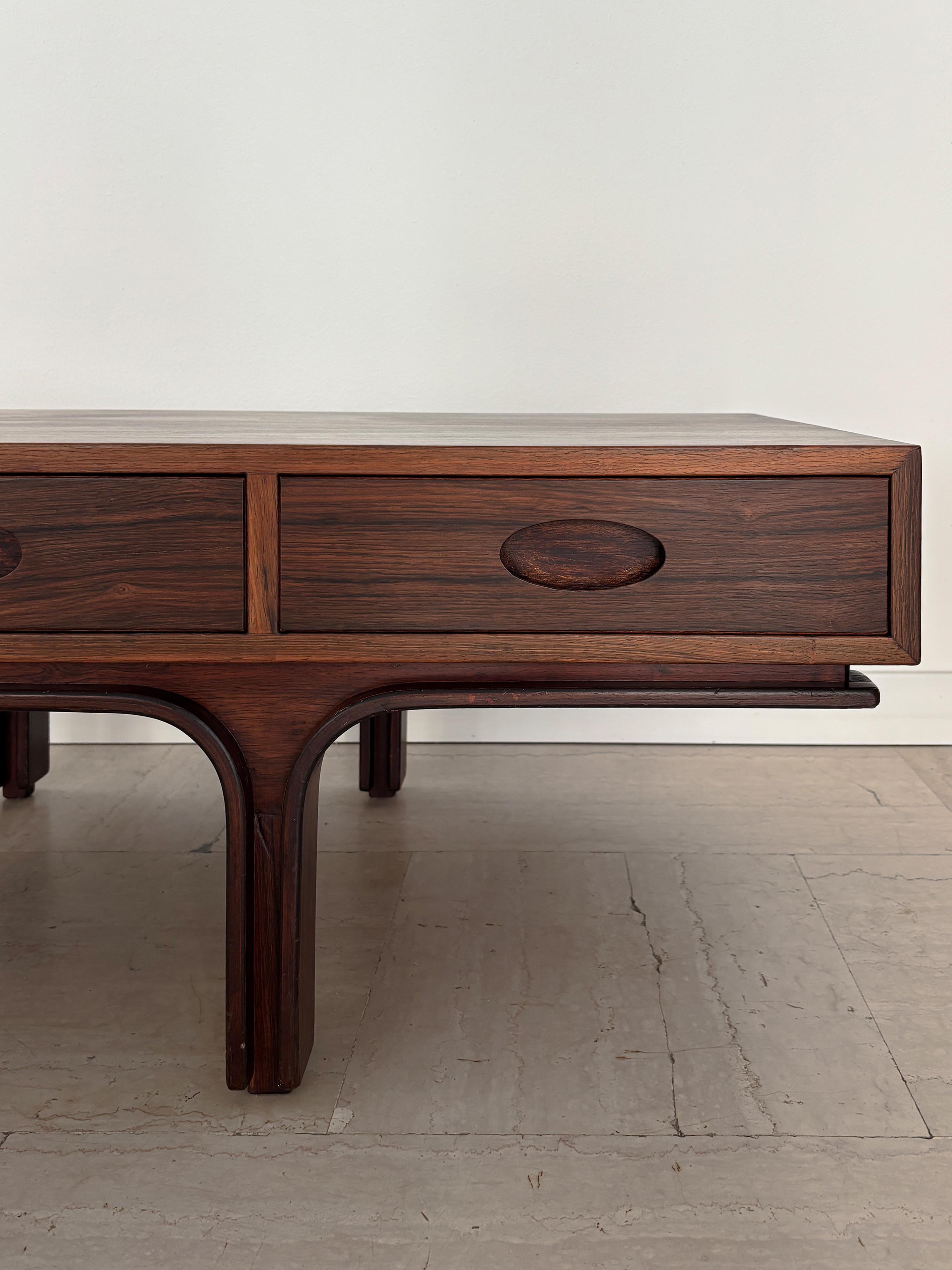 Gianfranco Frattini per Bernini Set di tavoli in legno scuro del Medioevo 1960s in vendita 10