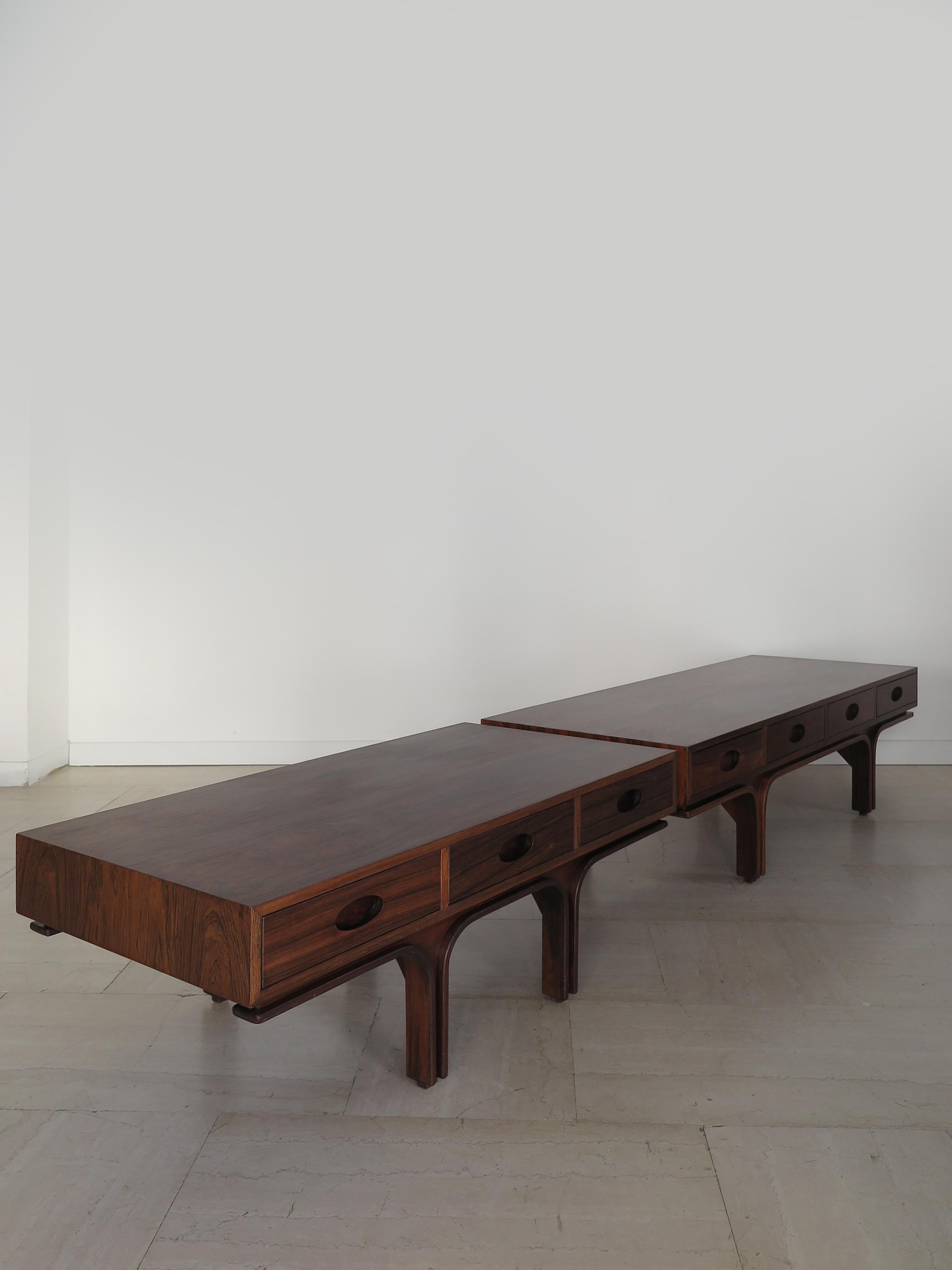 Mid-Century moderno Gianfranco Frattini per Bernini Set di tavoli in legno scuro del Medioevo 1960s in vendita