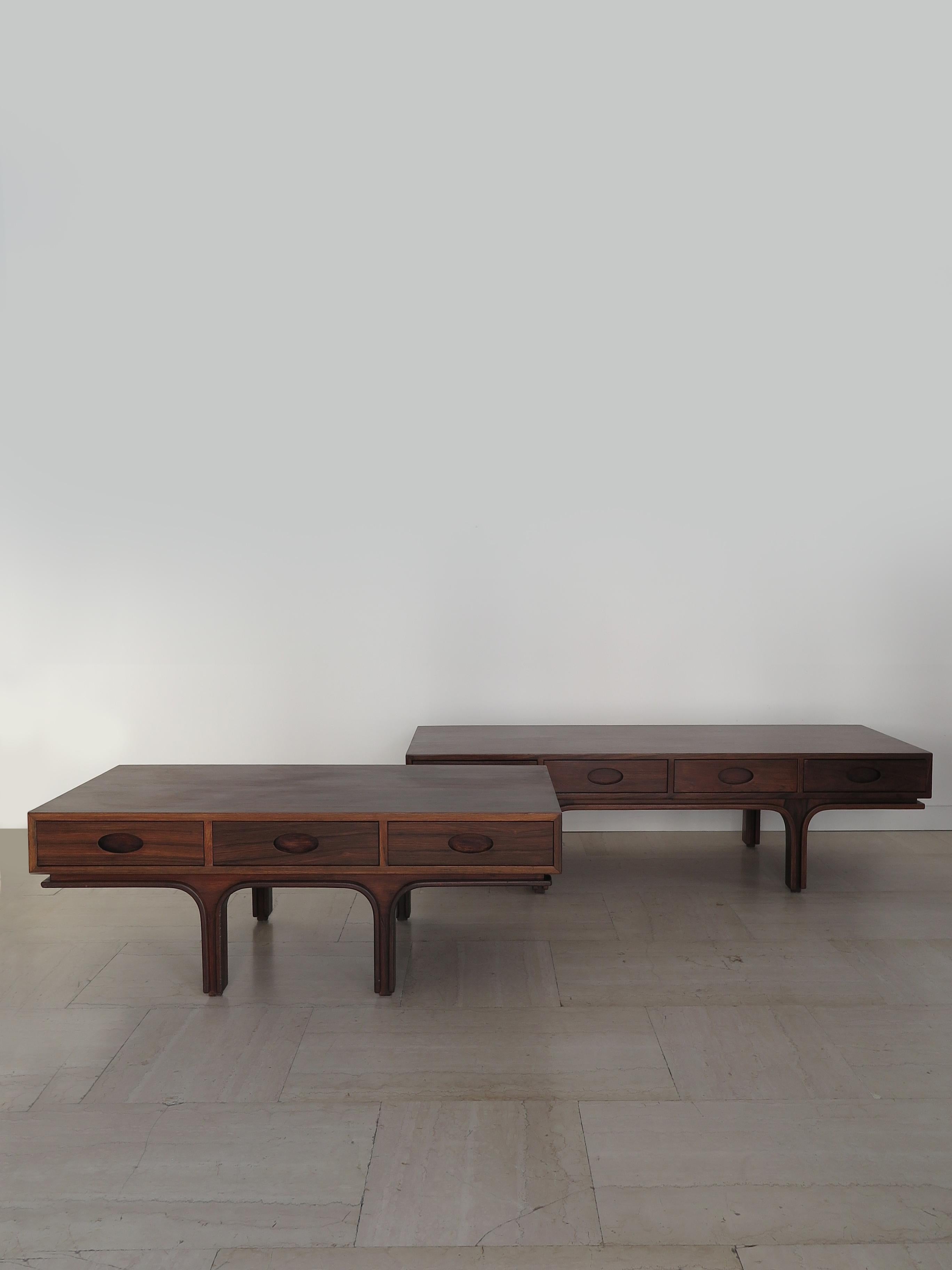 Italiano Gianfranco Frattini per Bernini Set di tavoli in legno scuro del Medioevo 1960s in vendita