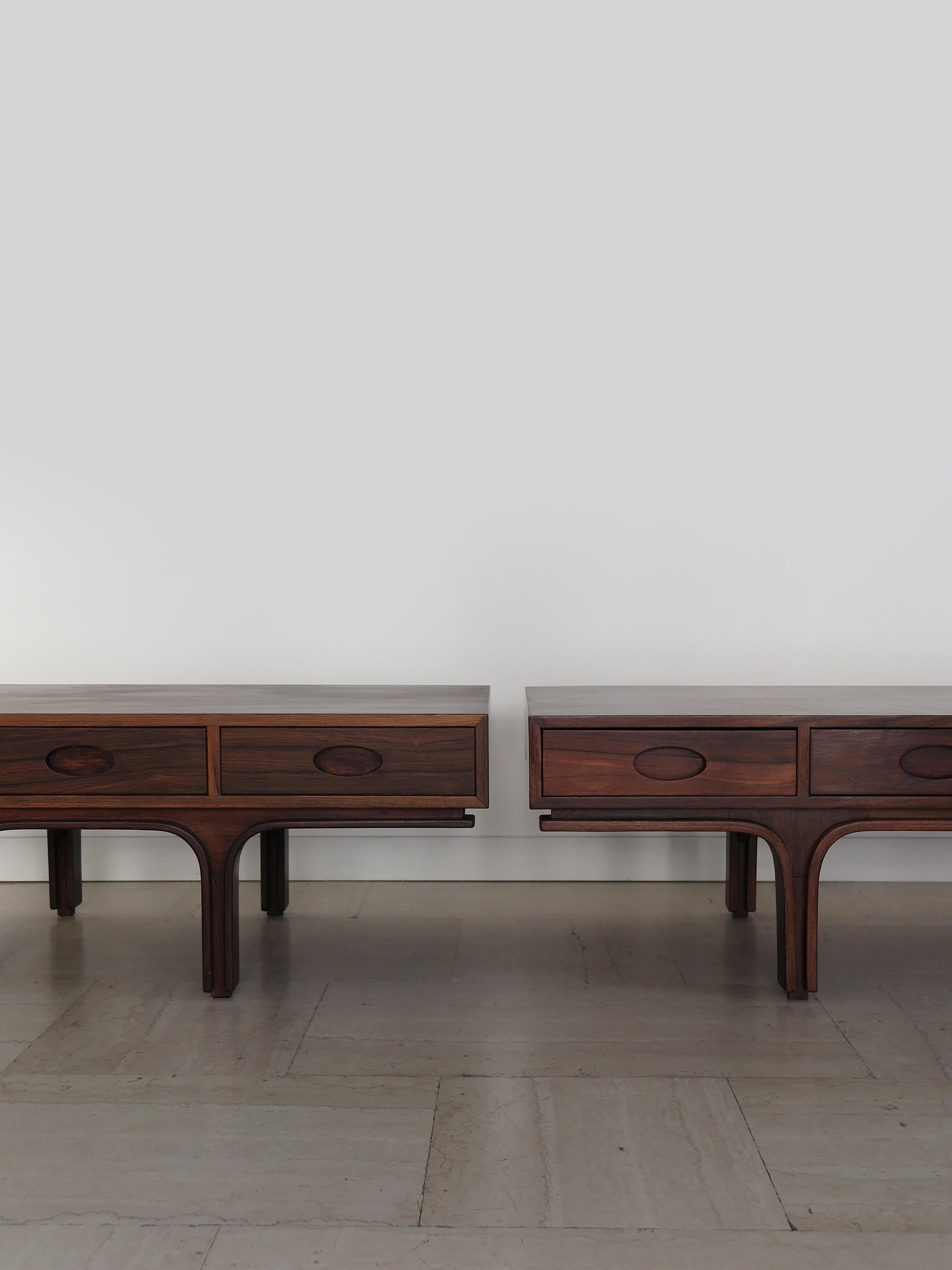 Metà XX secolo Gianfranco Frattini per Bernini Set di tavoli in legno scuro del Medioevo 1960s in vendita