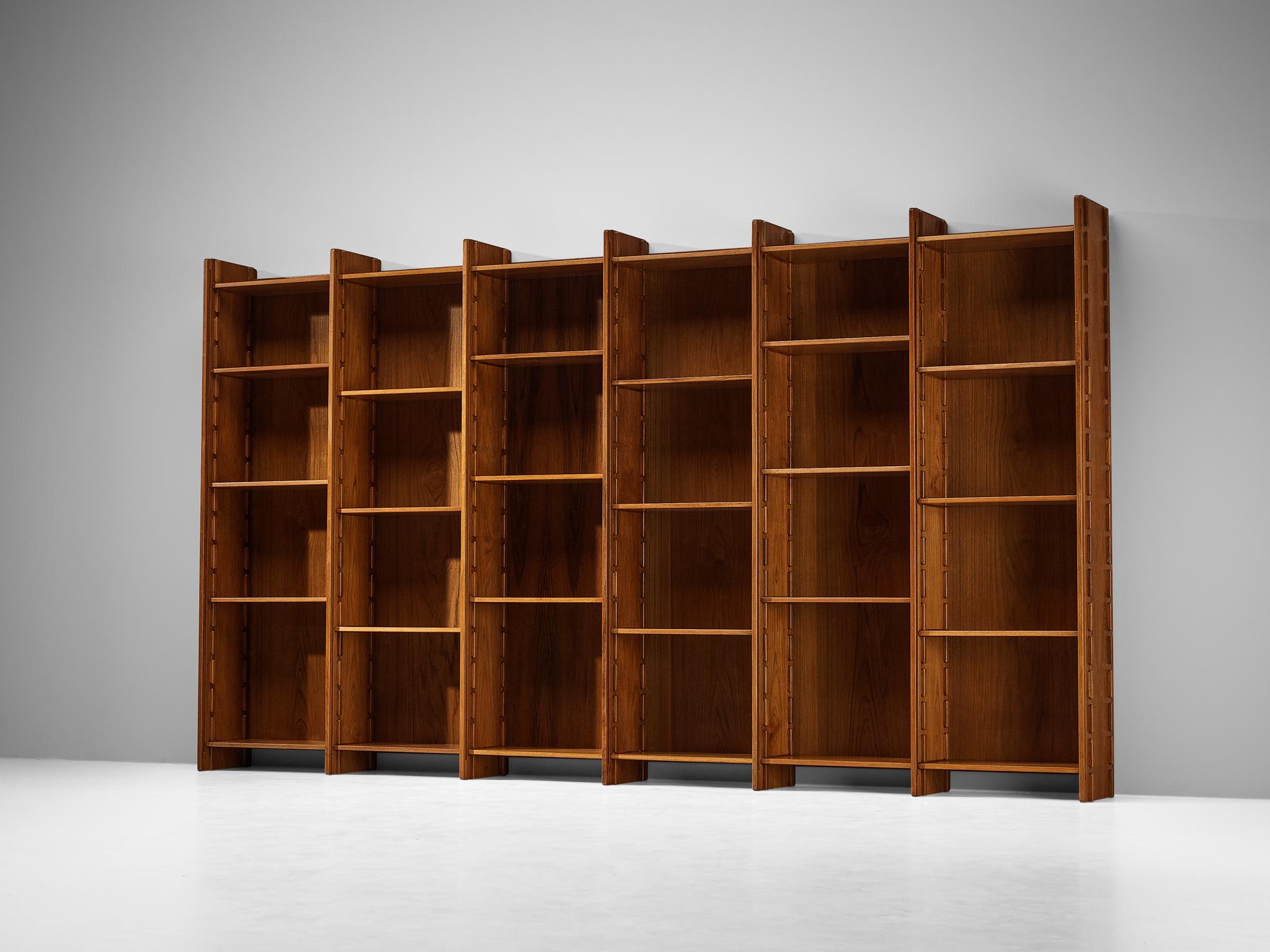 Gianfranco Frattini for Bernini, bookcase / wall unit, model '540', teak, Italy, 1960.

This library unit is designed by Italian designer Gianfranco Frattini and offers plenty of storage space. The sophisticated composition is based on six