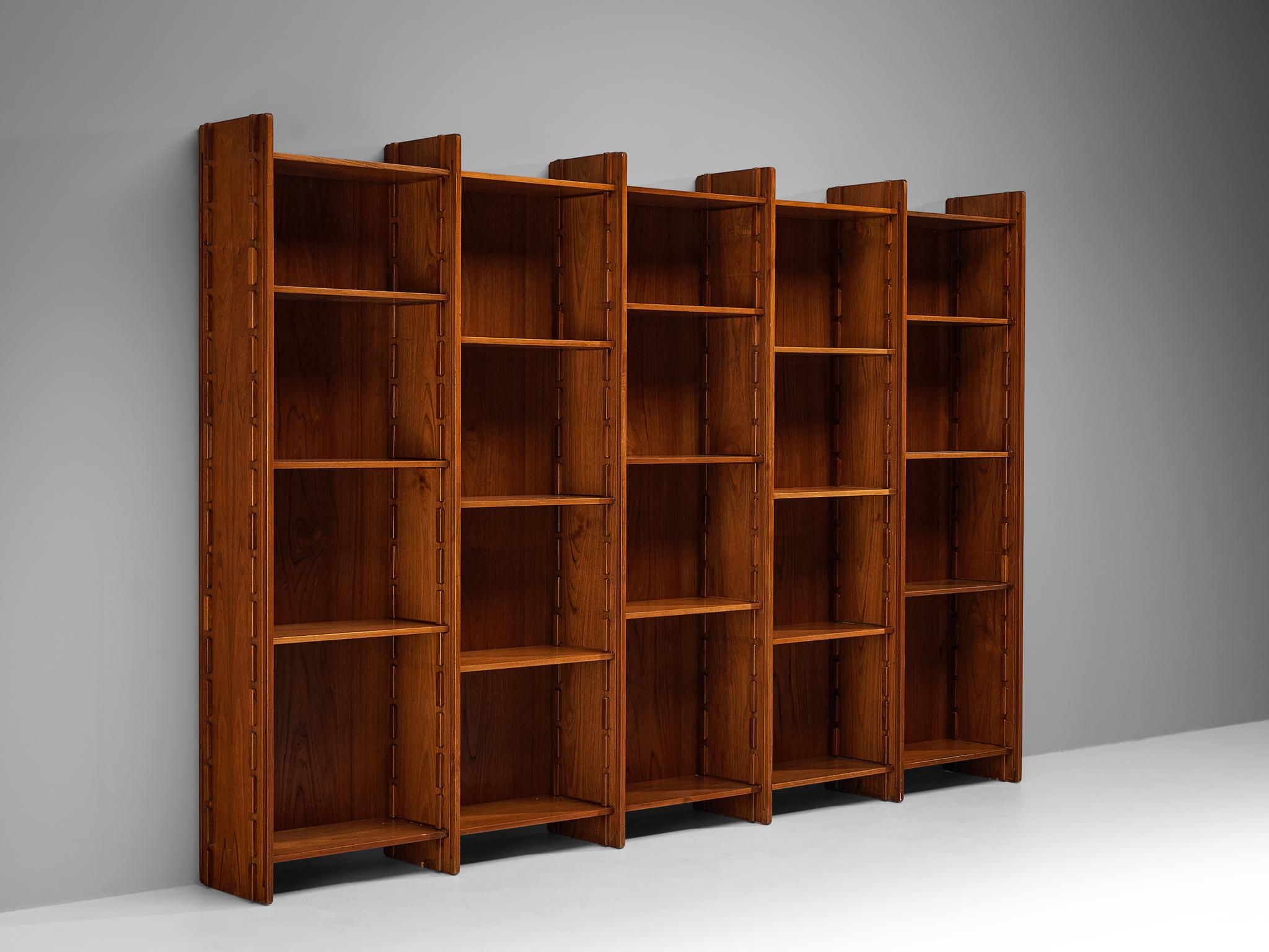 Gianfranco Frattini for Bernini, bookcase / wall unit, model '540', teak, Italy, 1960

This library unit is designed by Italian designer Gianfranco Frattini and offers plenty of storage space. The sophisticated composition is based on five vertical