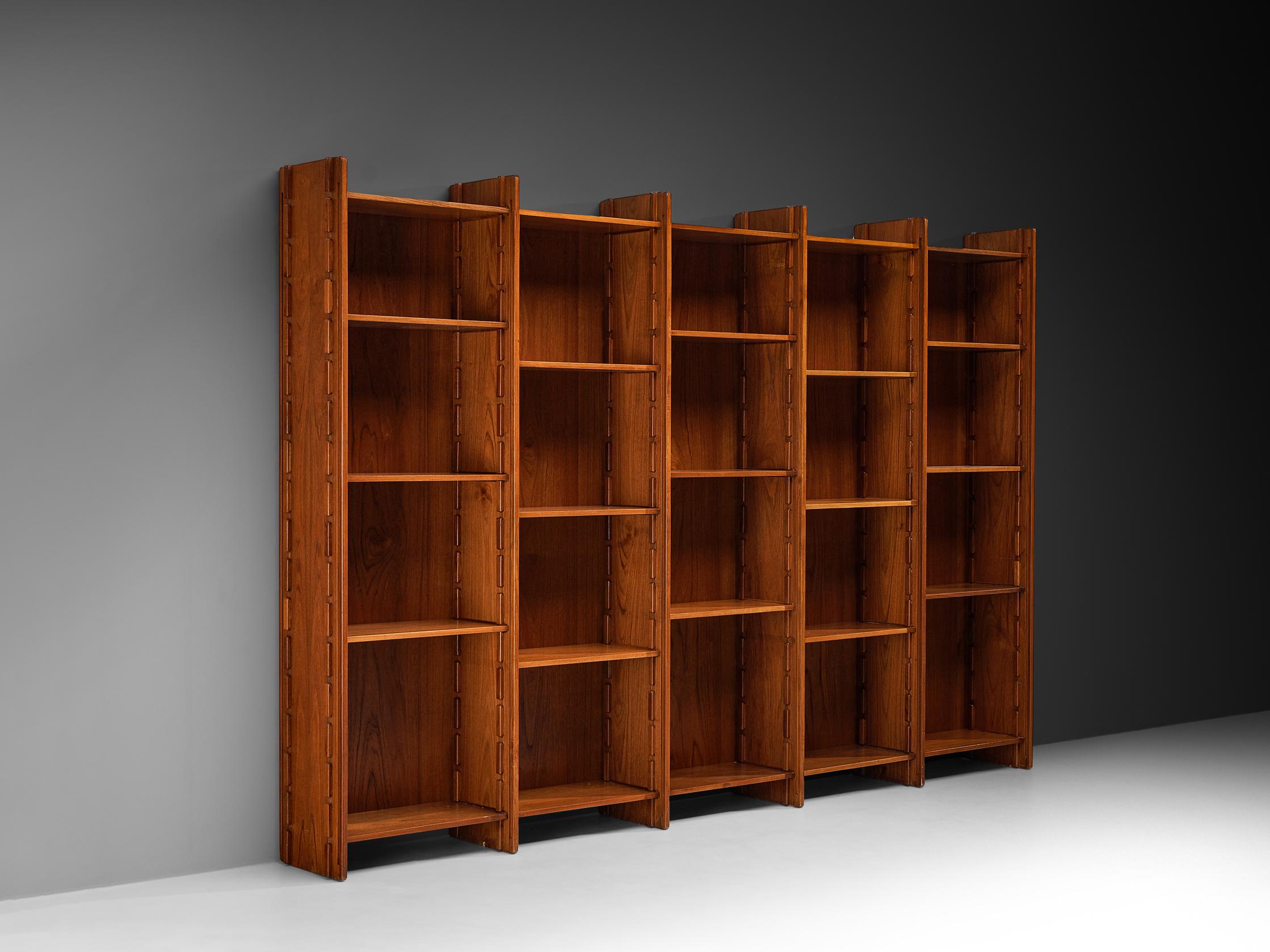 Gianfranco Frattini for Bernini, bookcase / wall unit, model '540', teak, Italy, 1960s

This library unit is designed by Italian designer Gianfranco Frattini and offers plenty of storage space. The sophisticated composition is based on five vertical