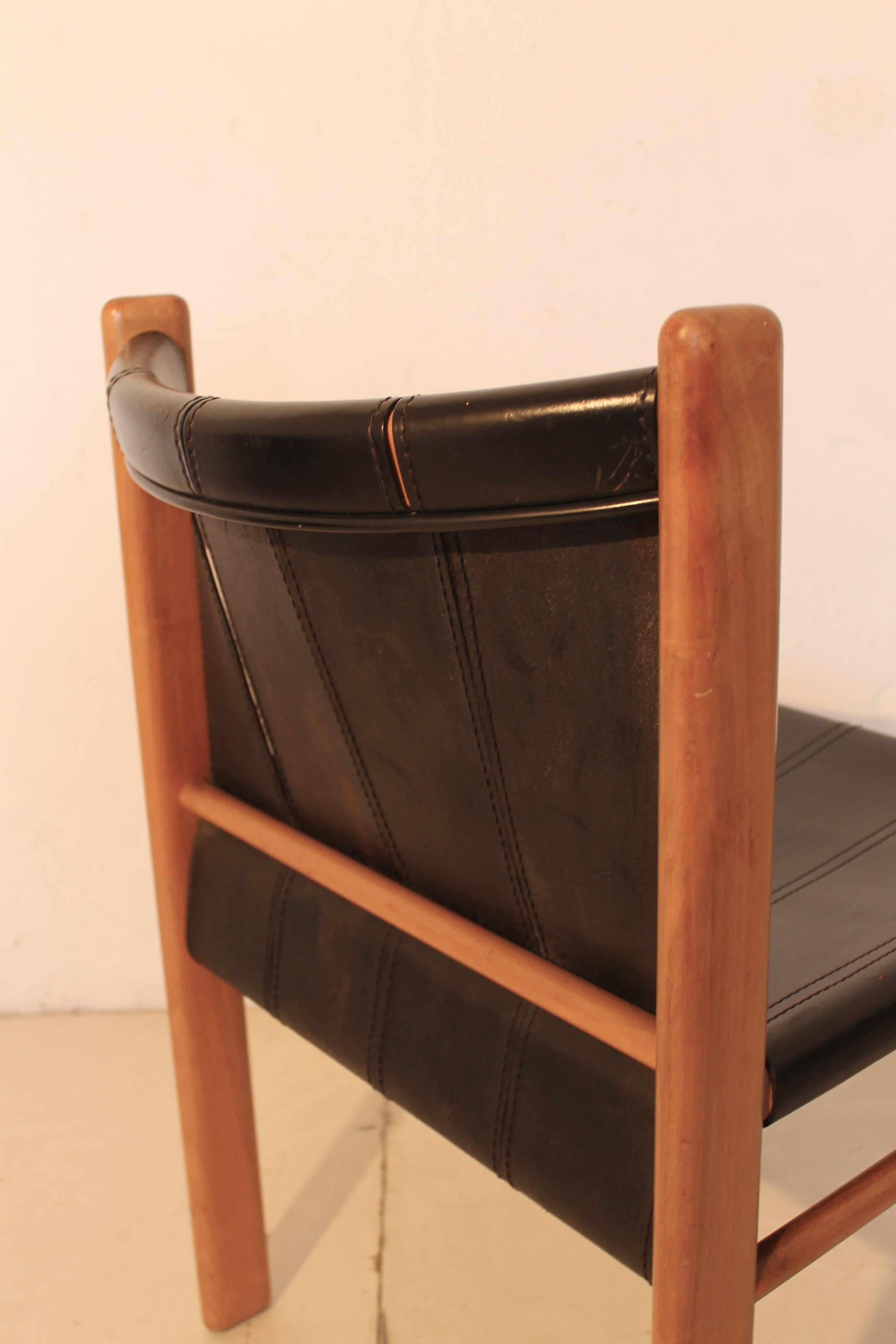 Gianfranco Frattini for Bernini   Walnut and Black Leather Chairs, Italy 1981 For Sale 4