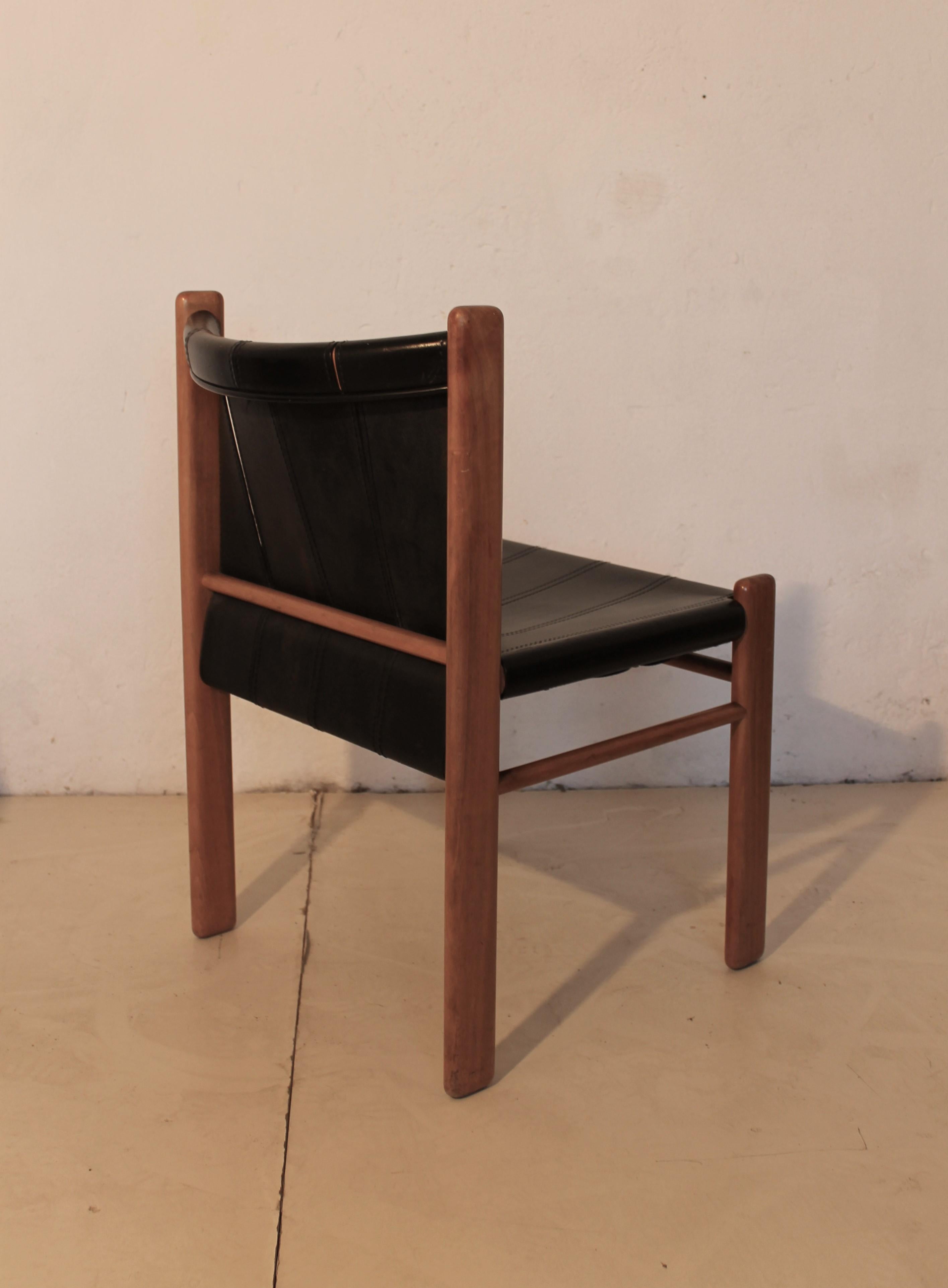 Gianfranco Frattini für Bernini   Stühle aus Nussbaumholz und schwarzem Leder, Italien 1981 im Zustand „Gut“ im Angebot in Sacile, PN