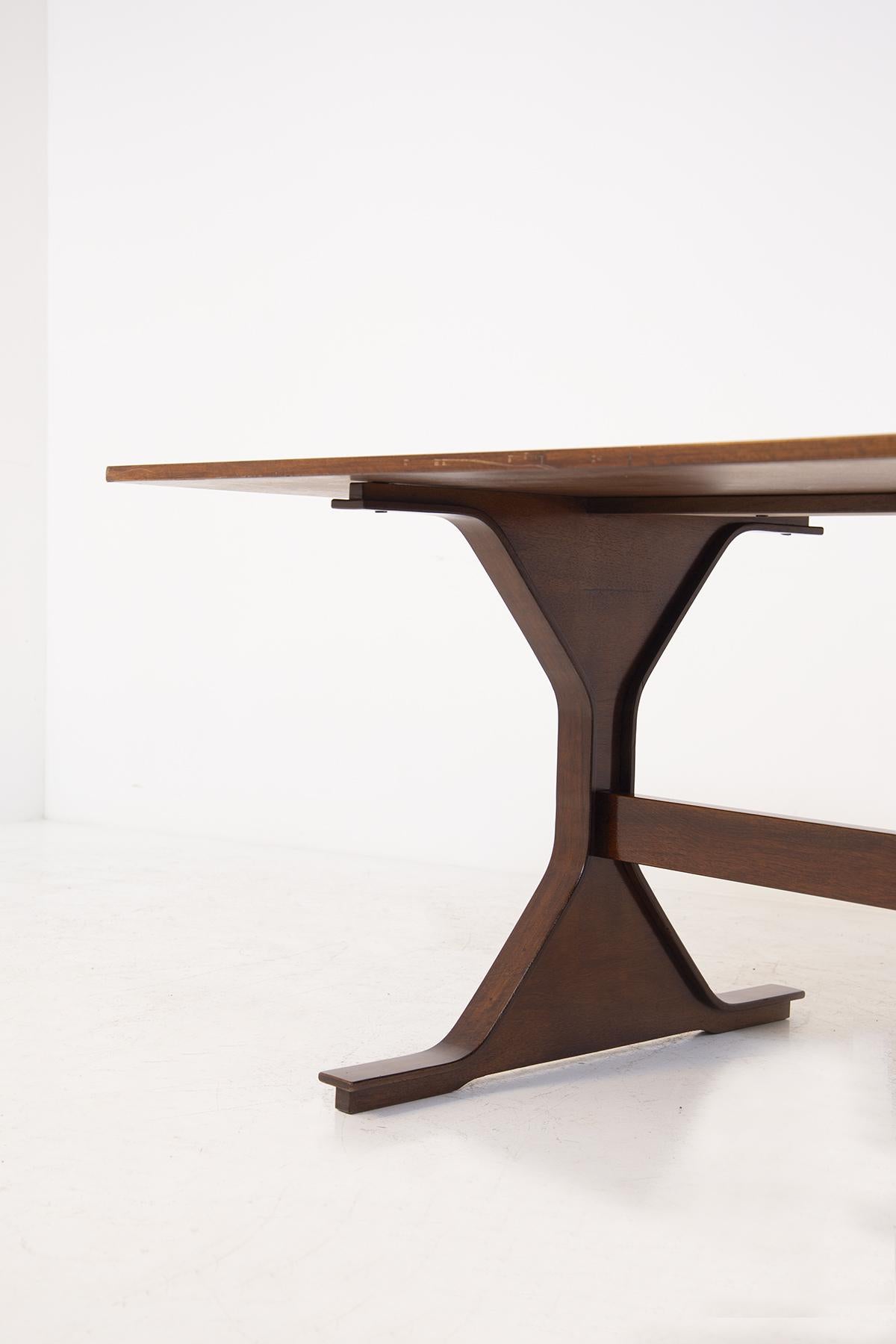 Dining table model 522 produced for Bernini by the designer Gianfranco Frattini in the 1960s. This design table is completely made of walnut, the top is perfectly rectangular and suitable for 6 to 8 diners. The elaborate and characteristic side