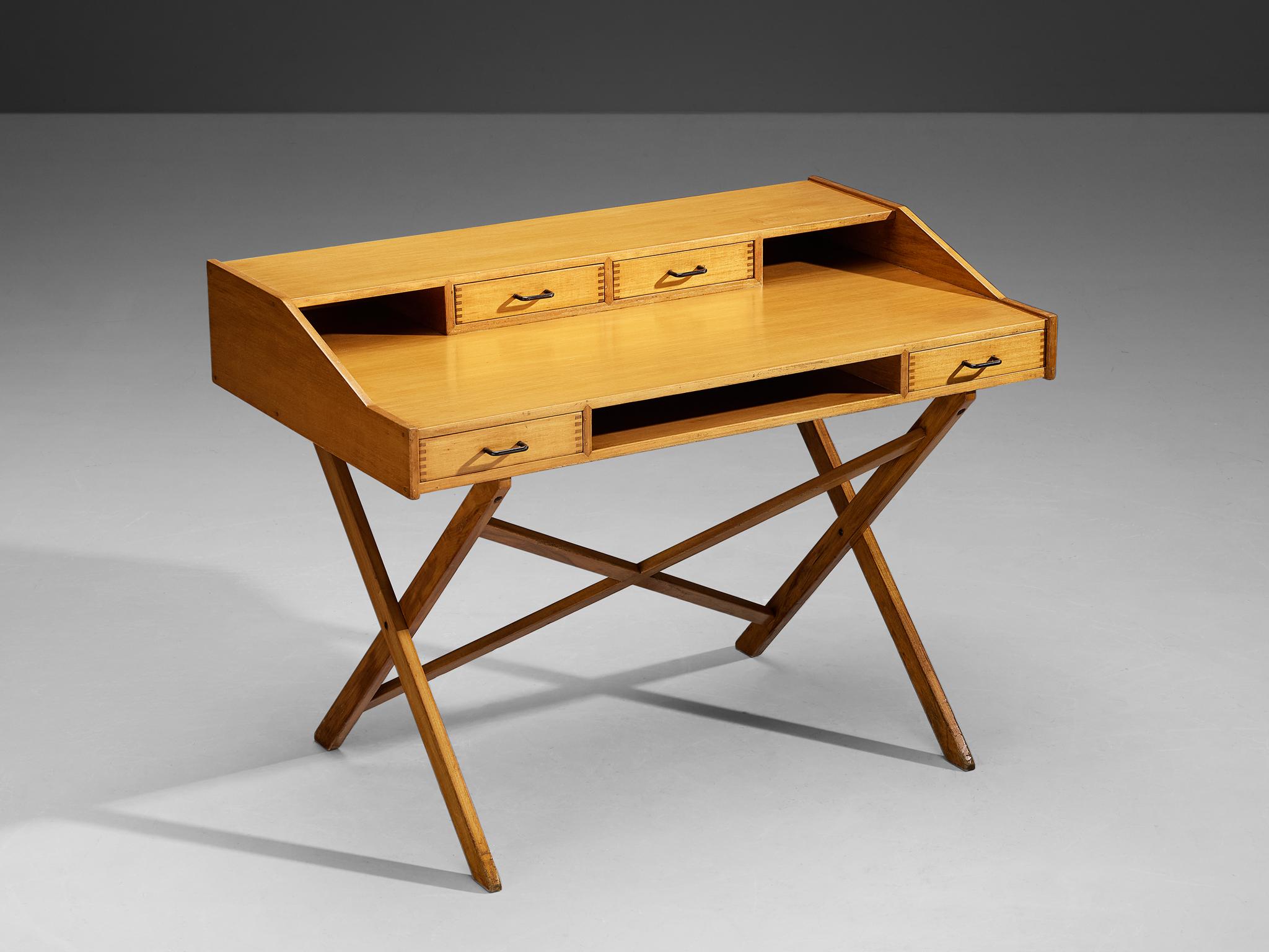 Gianfranco Frattini pour Cantieri Carugati, bureau, cerisier, métal, Italie, 1958

Ce meuble est basé sur une construction solide avec des lignes droites et des formes à angle droit. La fonctionnalité est assurée par l'existence d'un espace de