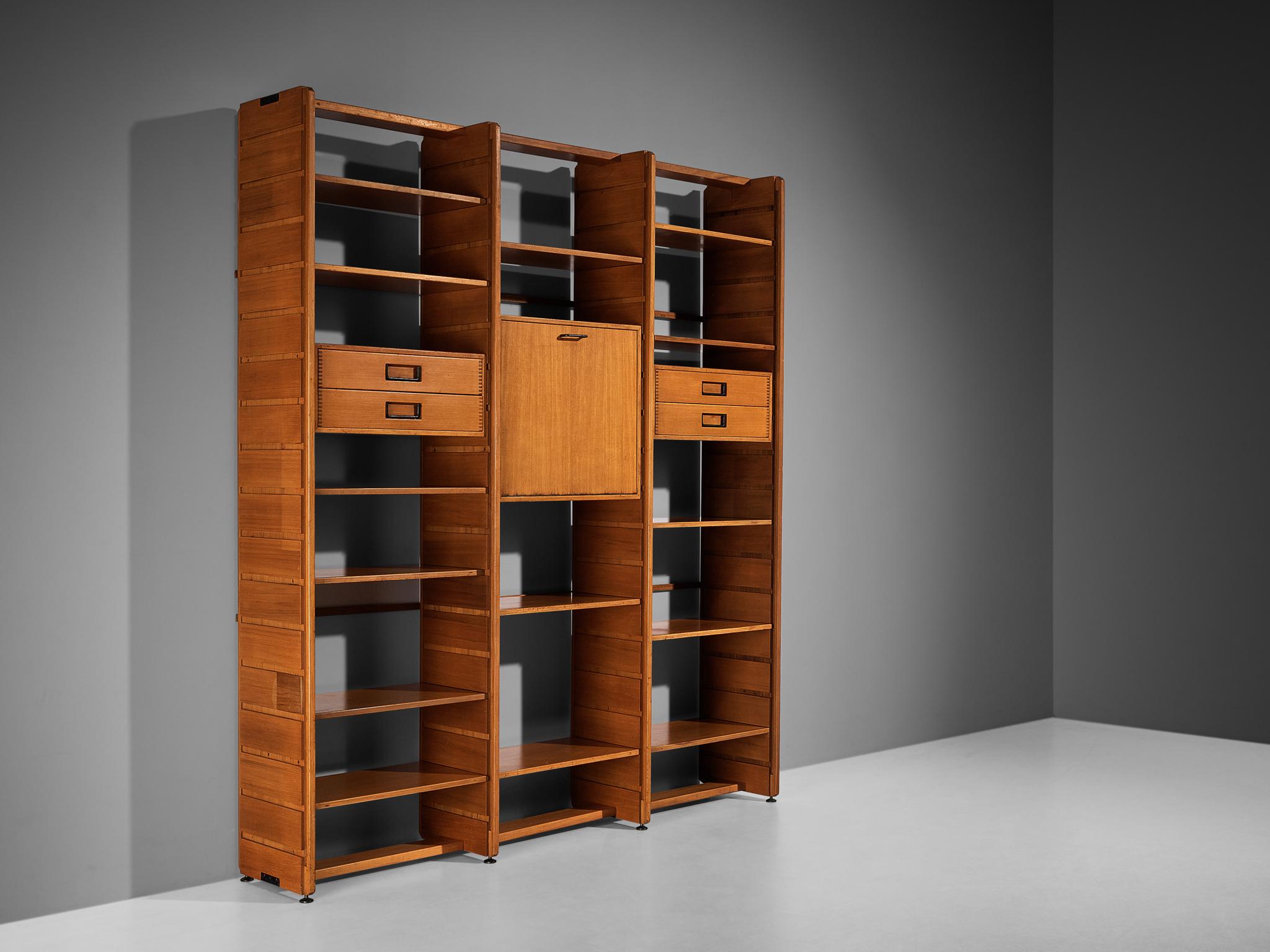 Gianfranco Frattini for Cantiere Carugati, bookcase / wall unit, Italian walnut, metal, Italy, 1958

This eloquent library unit is designed by Italian designer Gianfranco Frattini and offers a variety of storage possibilities. The sophisticated