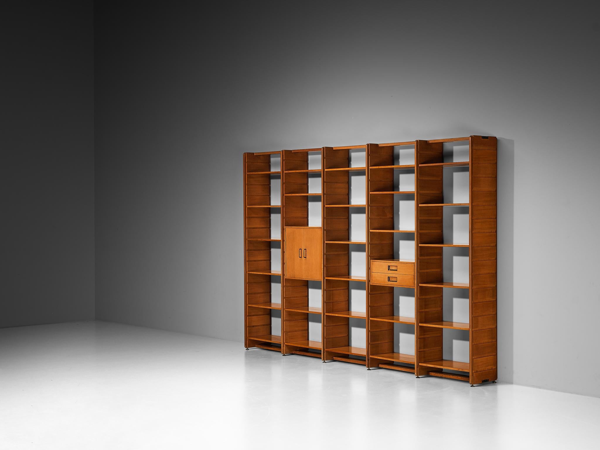 Gianfranco Frattini for Cantiere Carugati, bookcase / wall unit, cherry, walnut, mahogany, iron, Italy, 1958

This library unit is designed by Italian designer Gianfranco Frattini and offers a variety of storage possibilities. The sophisticated