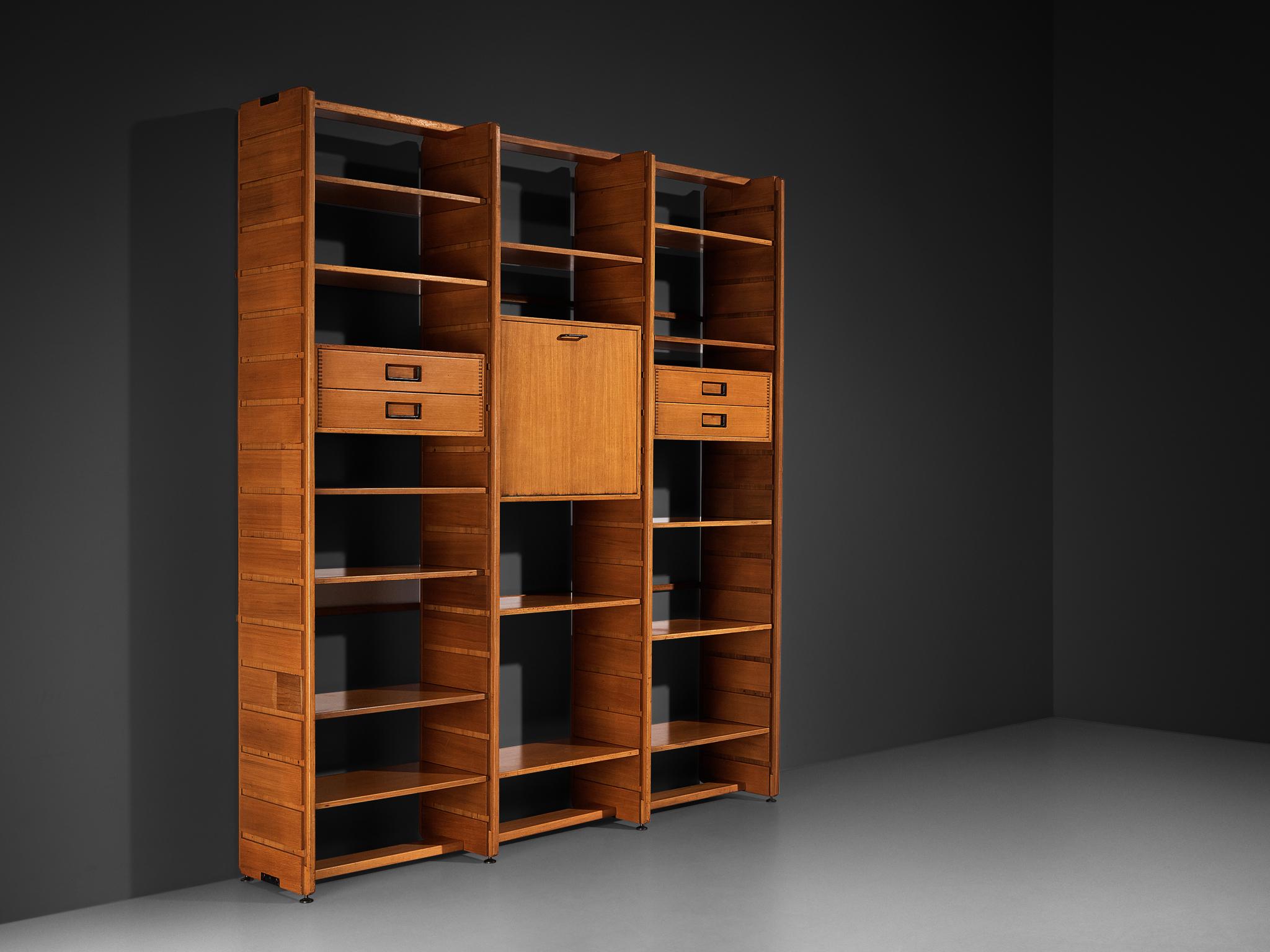 Gianfranco Frattini for Cantiere Carugati, bookcase / wall unit, Italian walnut, metal, Italy, 1958

This library unit is designed by Italian designer Gianfranco Frattini and offers a variety of storage possibilities. The sophisticated composition