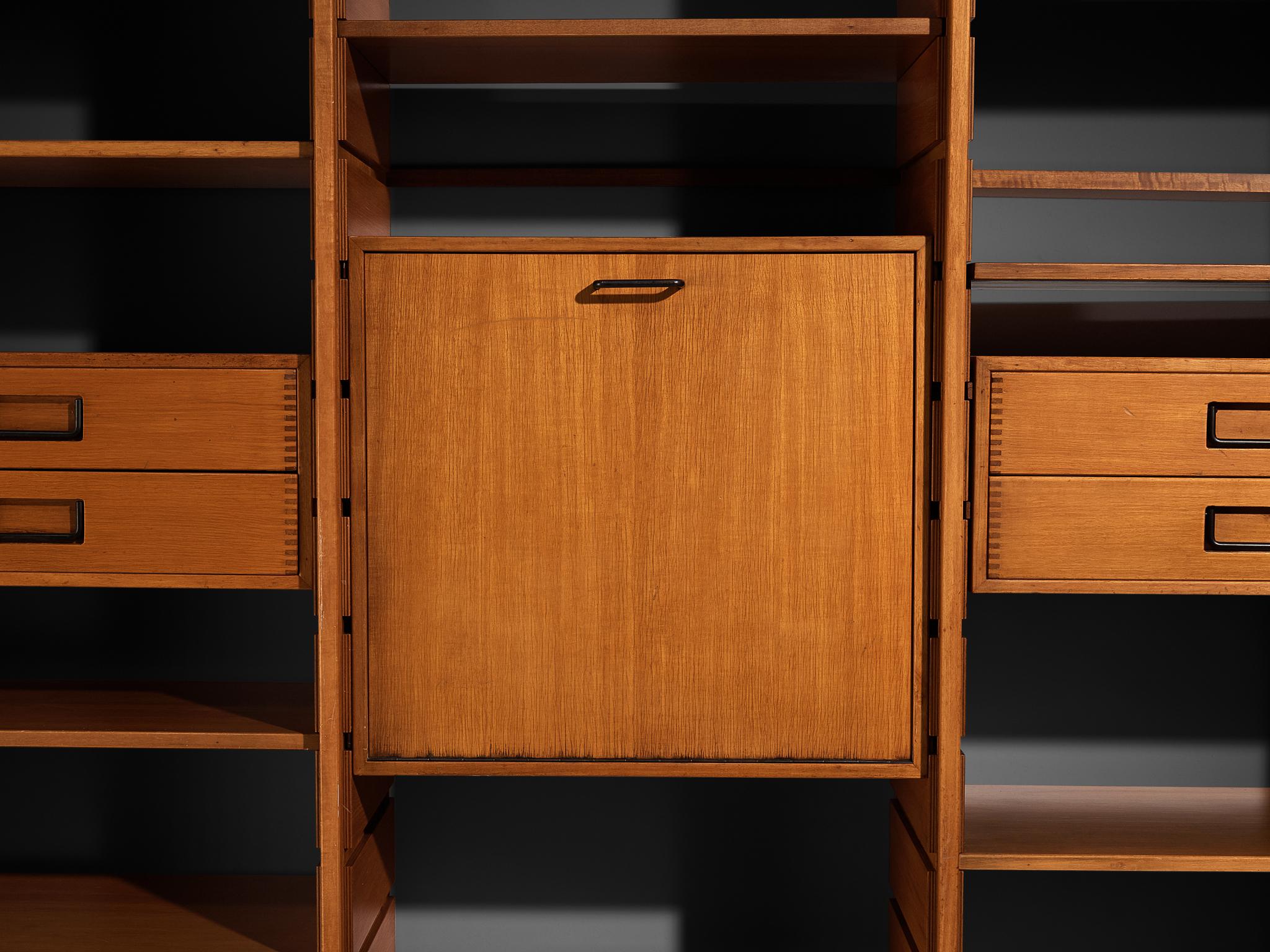 Mid-Century Modern Gianfranco Frattini for Cantieri Carugati Large Library in Walnut For Sale