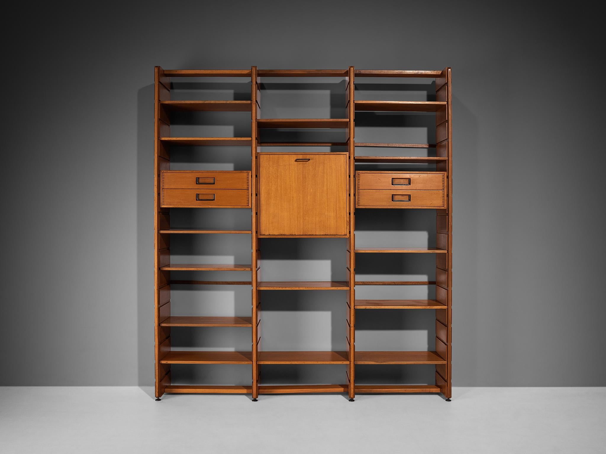 Gianfranco Frattini for Cantieri Carugati Large Library in Walnut In Good Condition In Waalwijk, NL