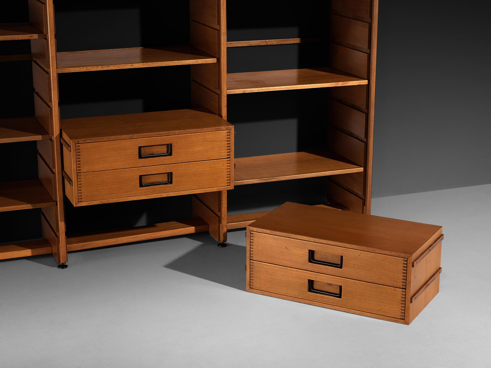 Gianfranco Frattini for Cantieri Carugati Large Library in Walnut In Good Condition For Sale In Waalwijk, NL