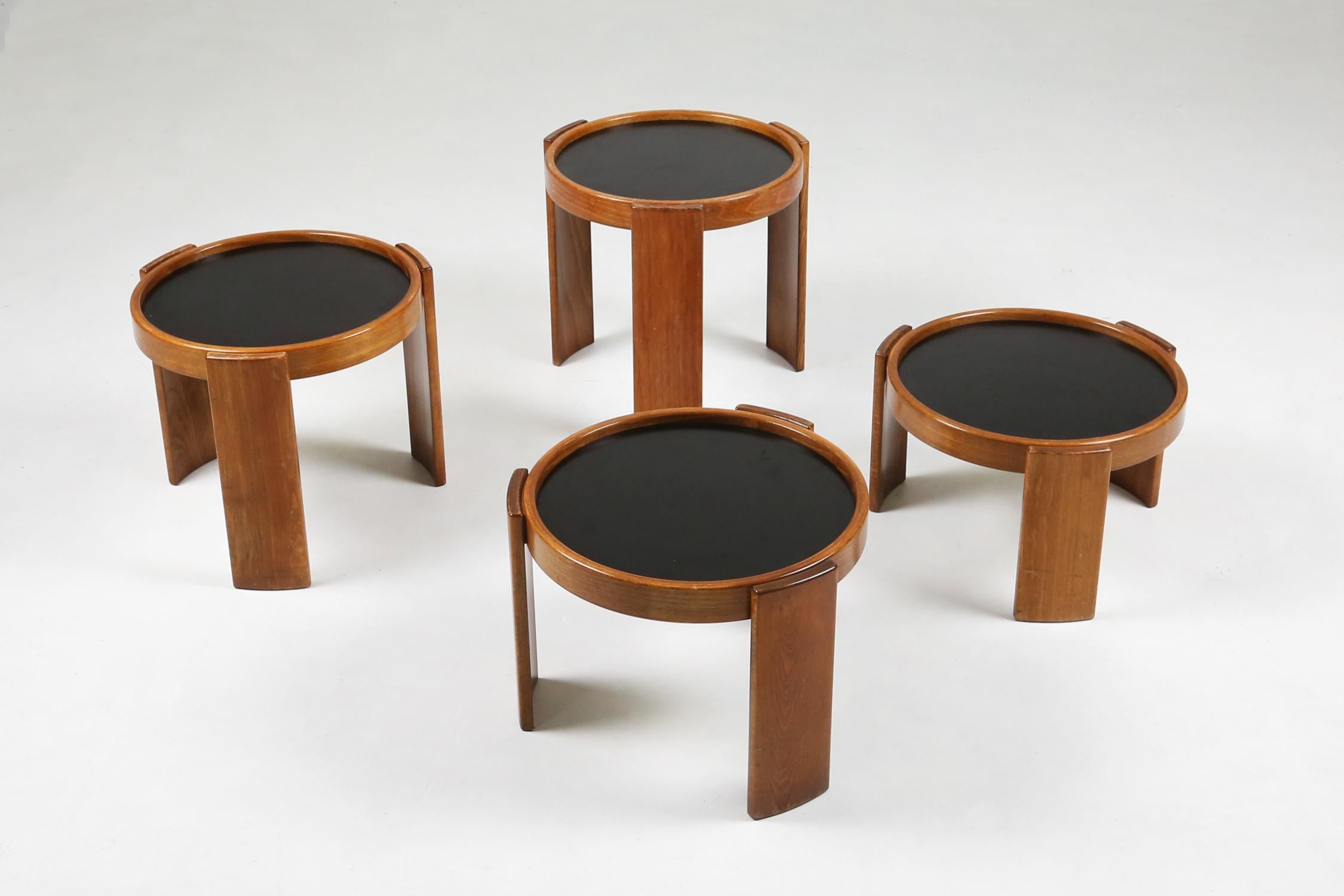 Gianfranco Frattini for Casina, Italy, 1966, early edition wooden nesting tables In Good Condition For Sale In Meulebeke, BE