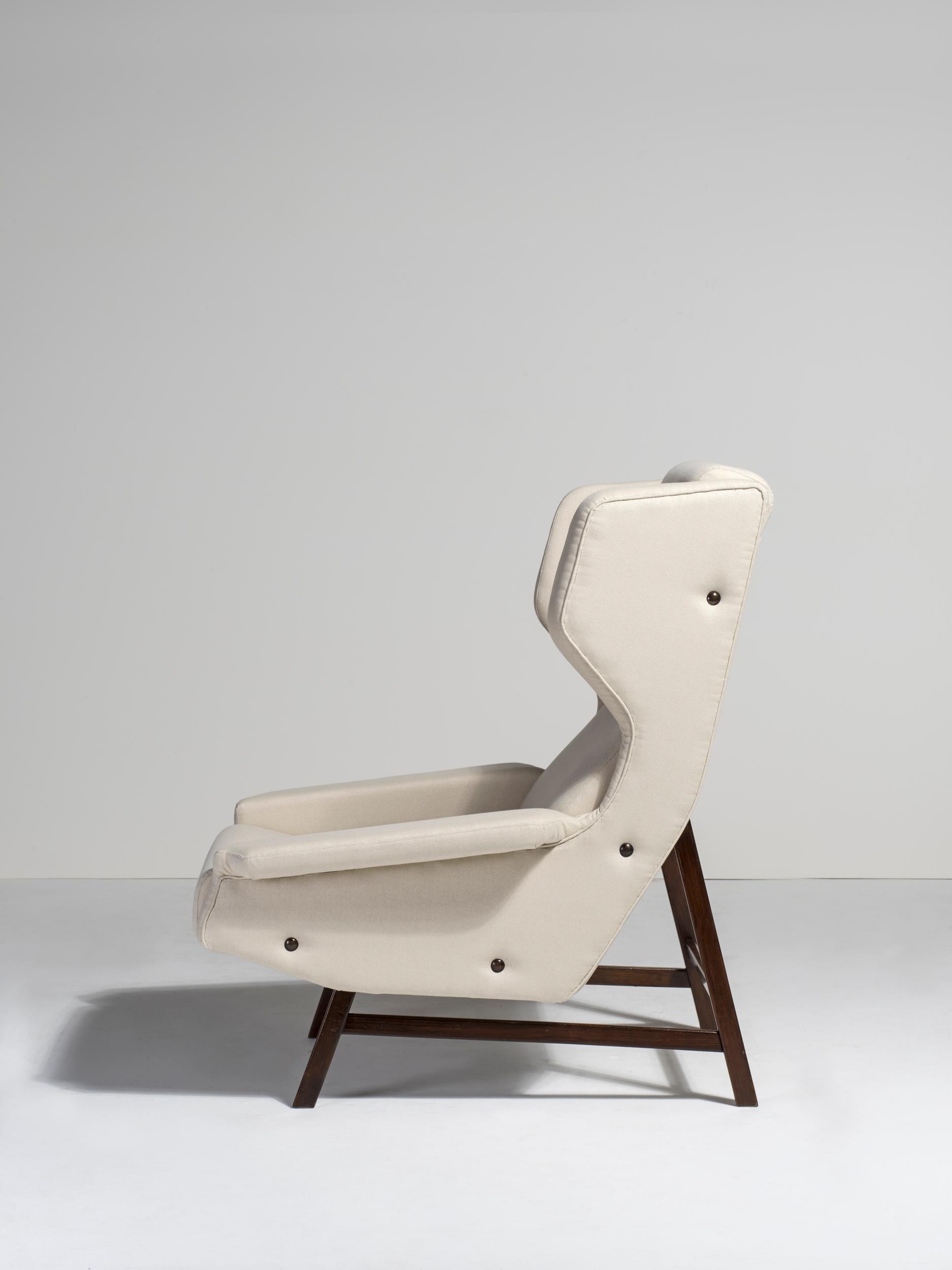 Rare Gianfranco Frattini model 877 lounge chair for Cassina. The 877 is Frattini’s modern interpretation of the classic wing-back armchair and is one of the historic examples of Italian-made design. The designer uses clear, pronounced geometric