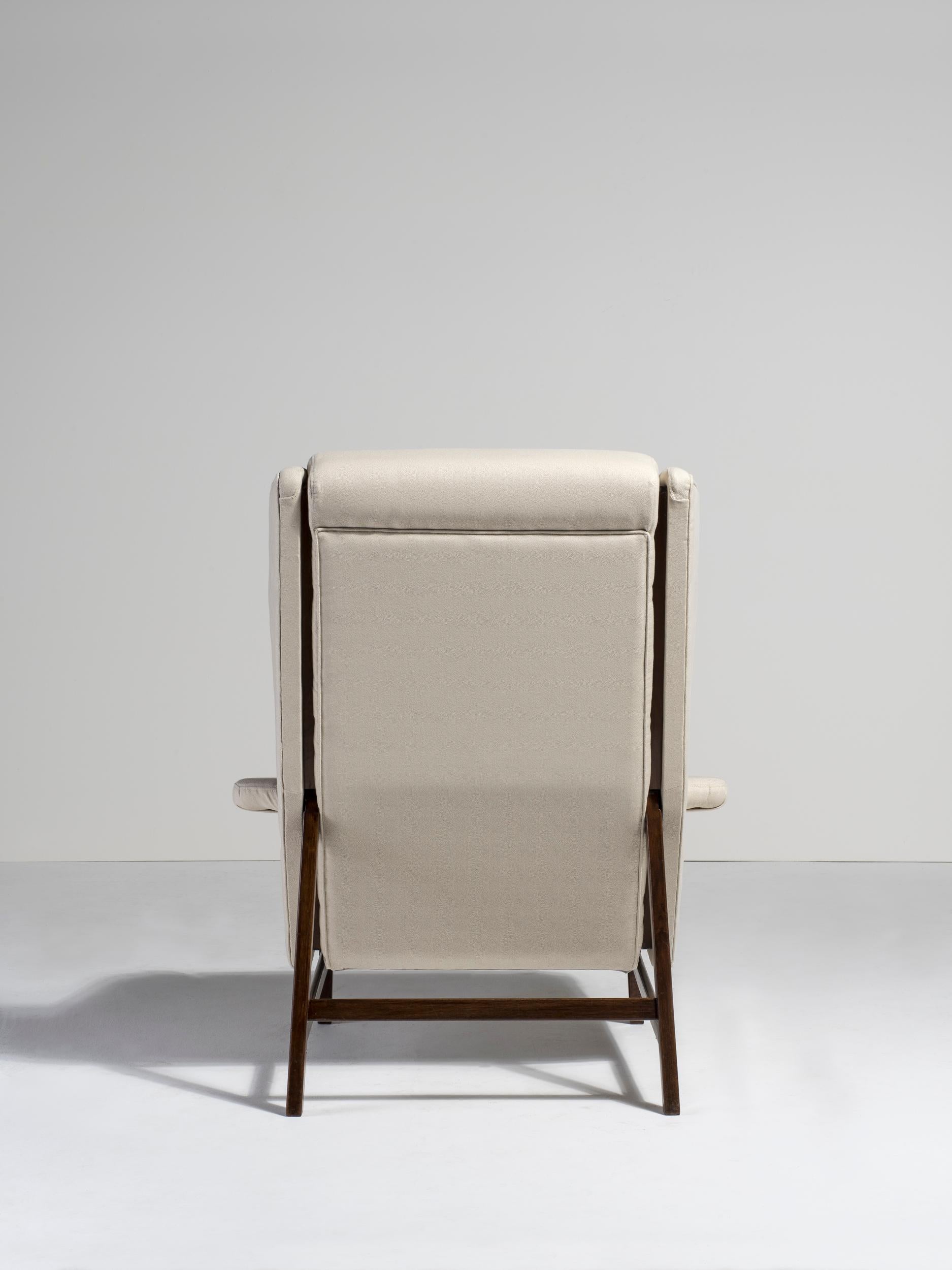 Italian Gianfranco Frattini for Cassina 877 Lounge Chair in White Fabric For Sale
