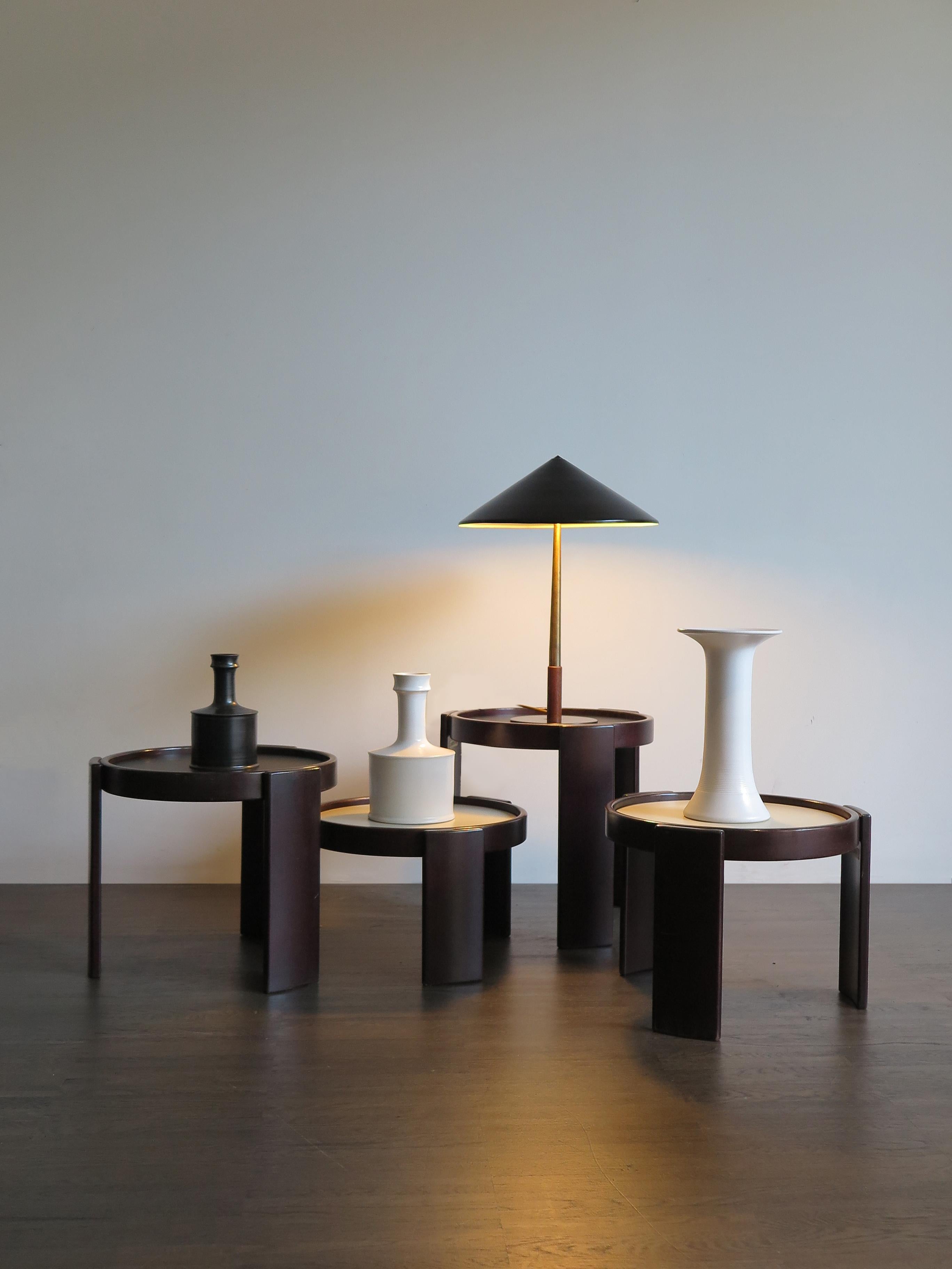 Set of four Italian Mid-Century Modern design stackable nesting tables designed by Gianfranco Frattini and produced by Cassina, with reversible black and white tops and wooden structure, manufacturer’s label on all tables, circa 1960s.
Very good