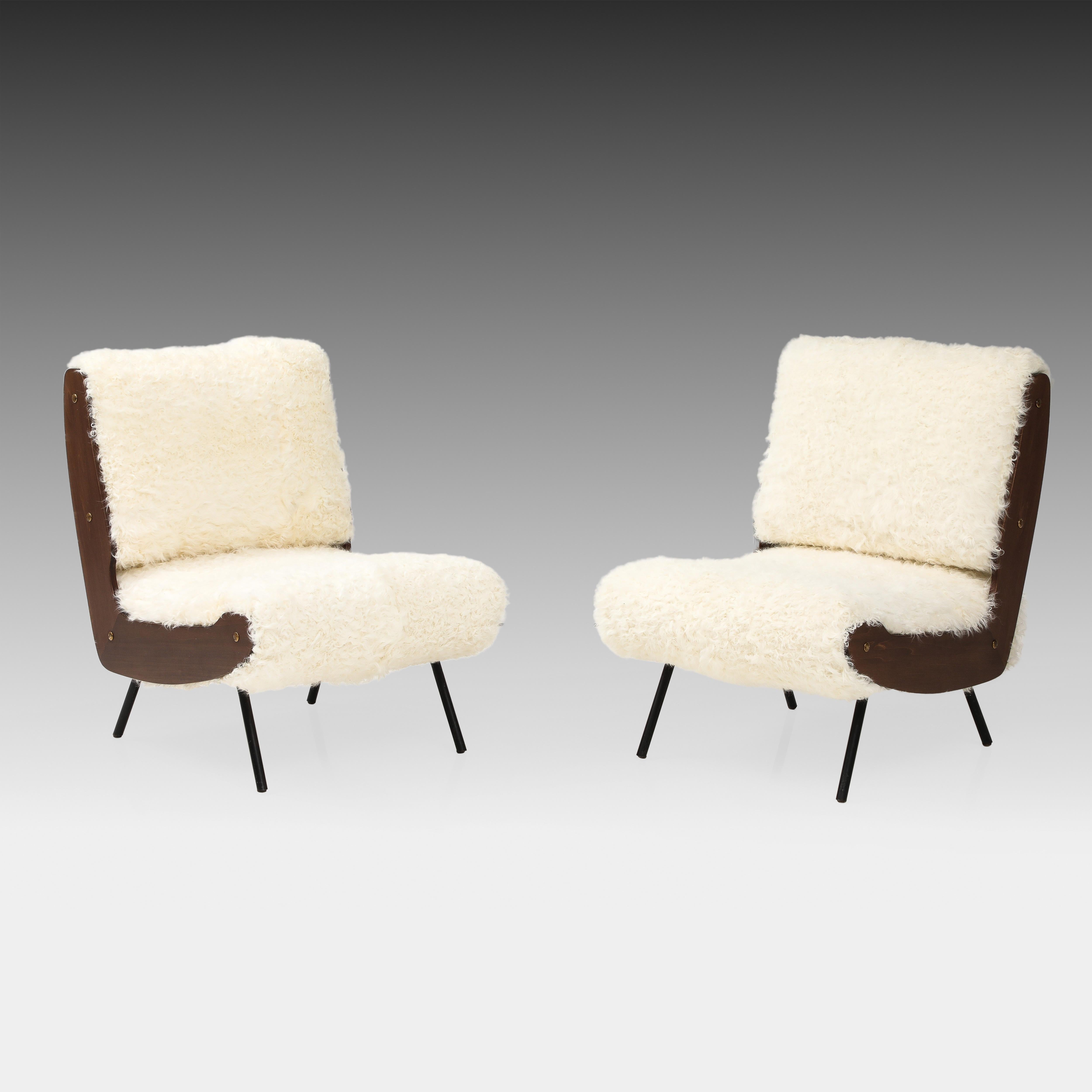 Gianfranco Frattini für Cassina seltenes Paar Loungesessel Modell 836 mit Rahmen aus Nussbaumholz, schwarz lackierten Metallrohrbeinen und Rücken- und Sitzkissen, die mit einem luxuriösen elfenbeinfarbenen oder natürlichen Kalgan-Lammfell oder
