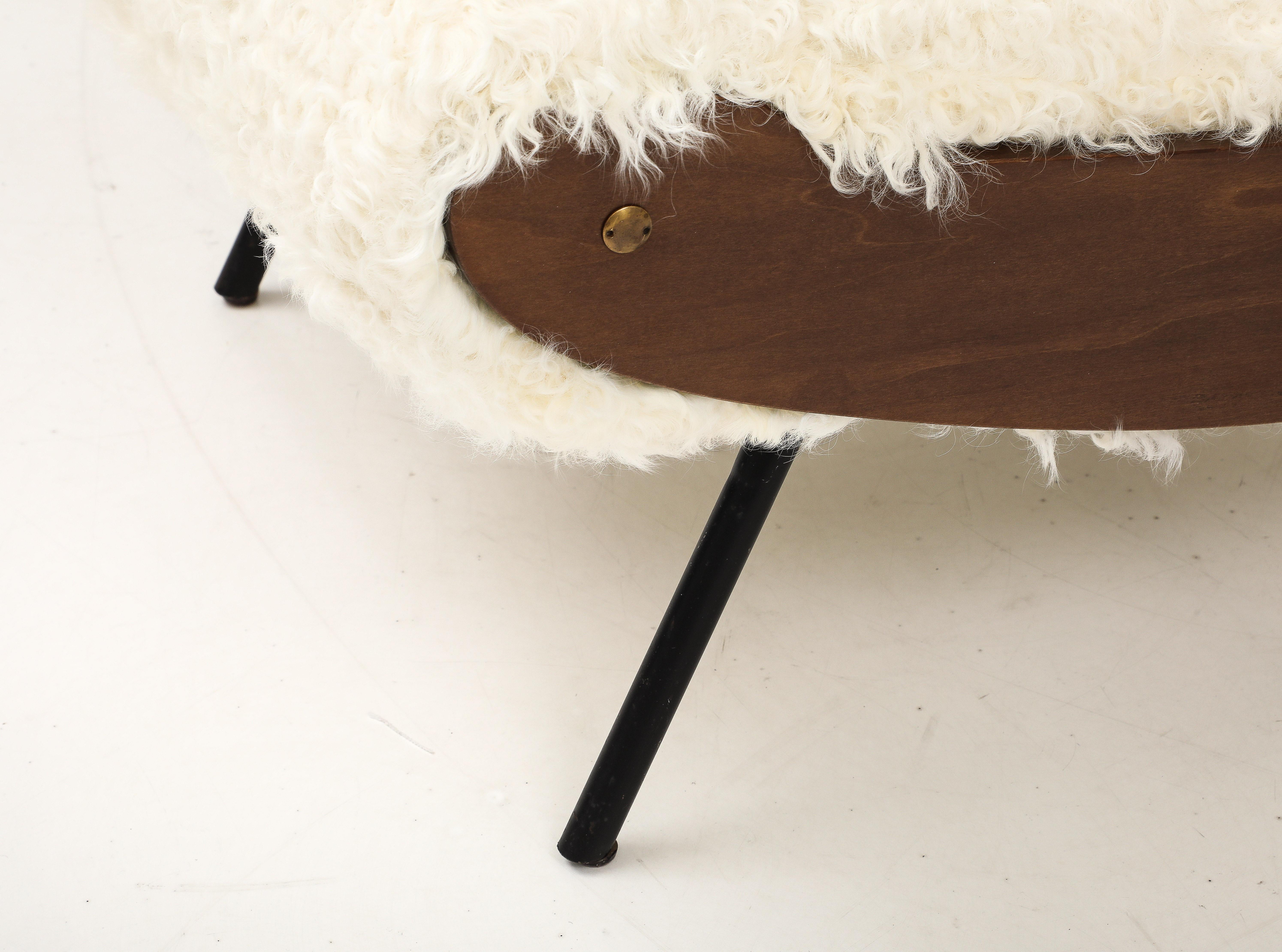 Elfenbeinfarbene Kalgan-Loungesessel aus Lammfell, Modell 836, Gianfranco Frattini für Cassina (Metall) im Angebot