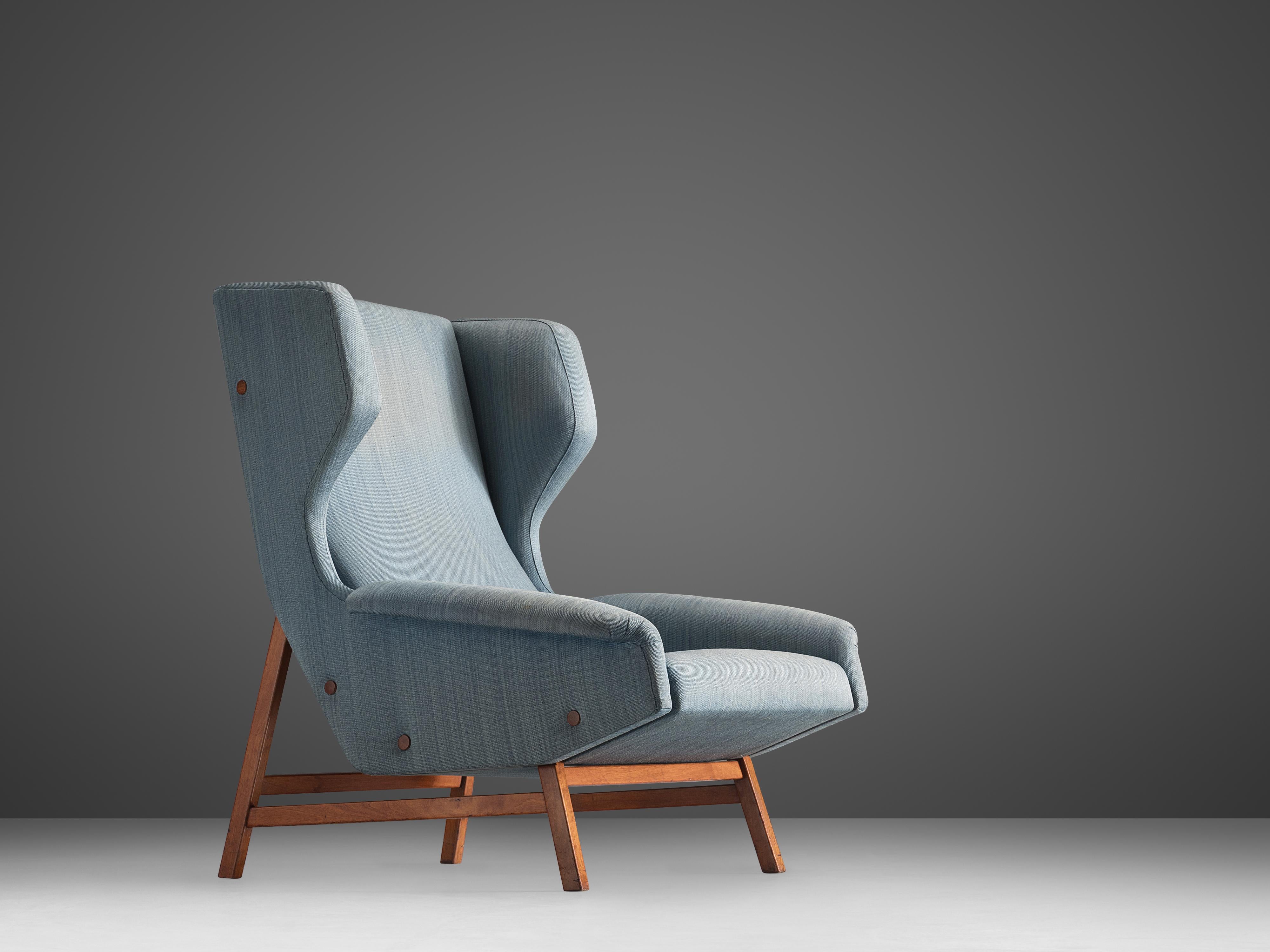 Gianfranco Frattini for Cassina, lounge chair model 877, blue fabric and teak, Italy, circa 1959

Sturdy and voluminous lounge chair in blue original fabric. This wingback chair shows nice details and elegant lines. The buttons on the outside of