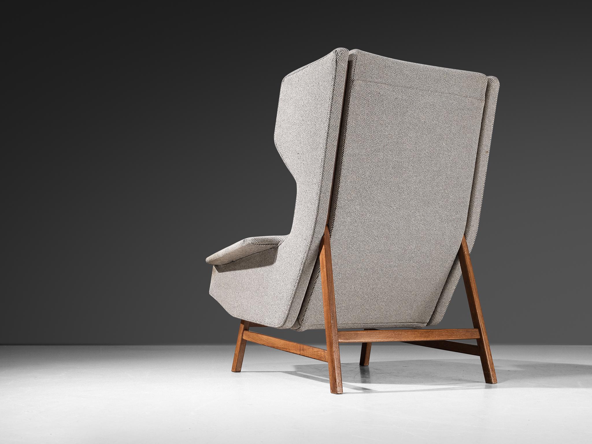 Gianfranco Frattini for Cassina, lounge chair, model '877', wool, walnut, Italy, 1959

This grand lounge chair is based on a solid construction, featuring strict lines and angular shapes. While the seat convinces with its bulky and voluminous