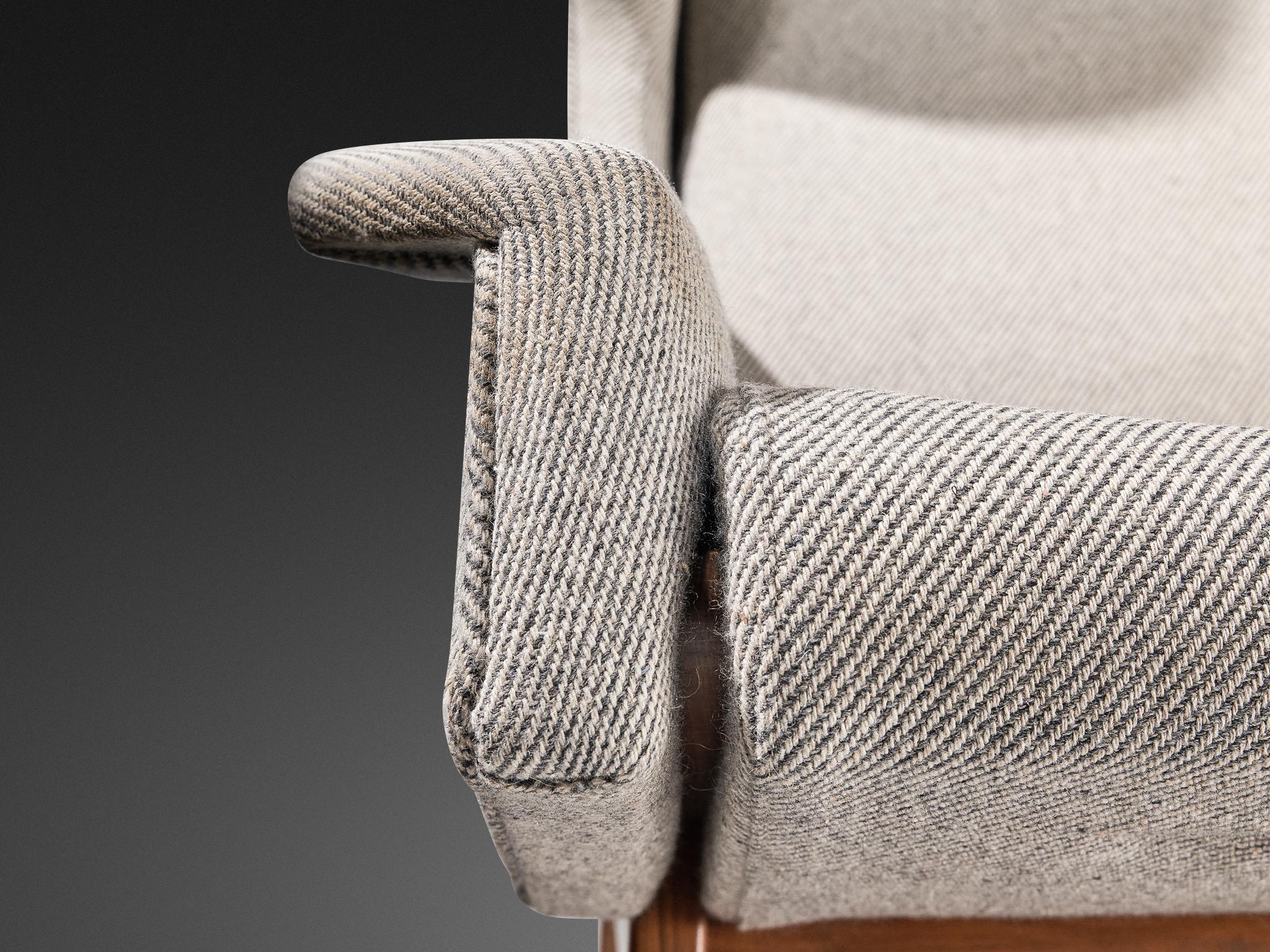 Gianfranco Frattini für Cassina Loungesessel aus grauer Wolle und Walnuss (Moderne der Mitte des Jahrhunderts) im Angebot