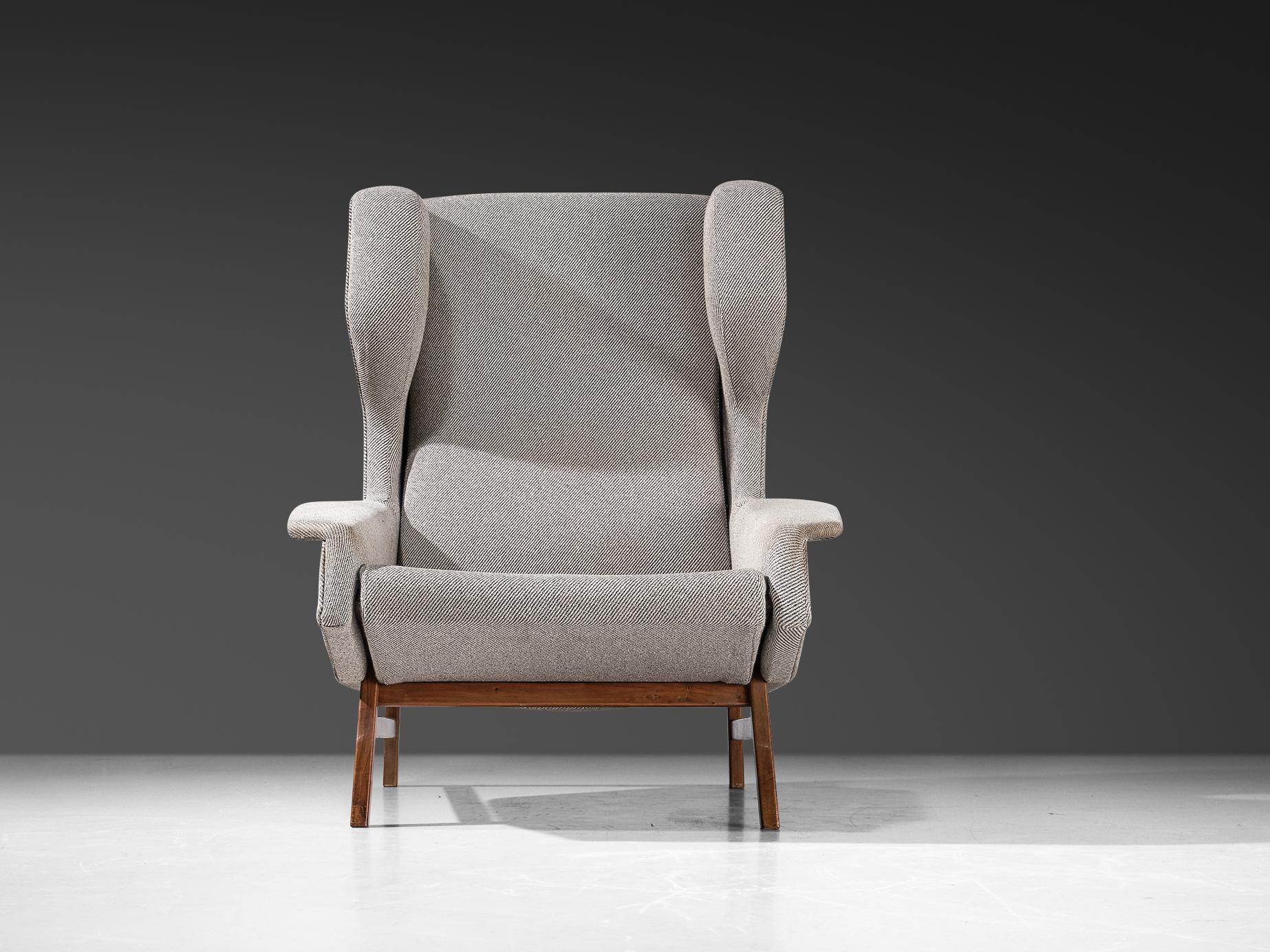 Gianfranco Frattini für Cassina Loungesessel aus grauer Wolle und Walnuss (Italienisch) im Angebot