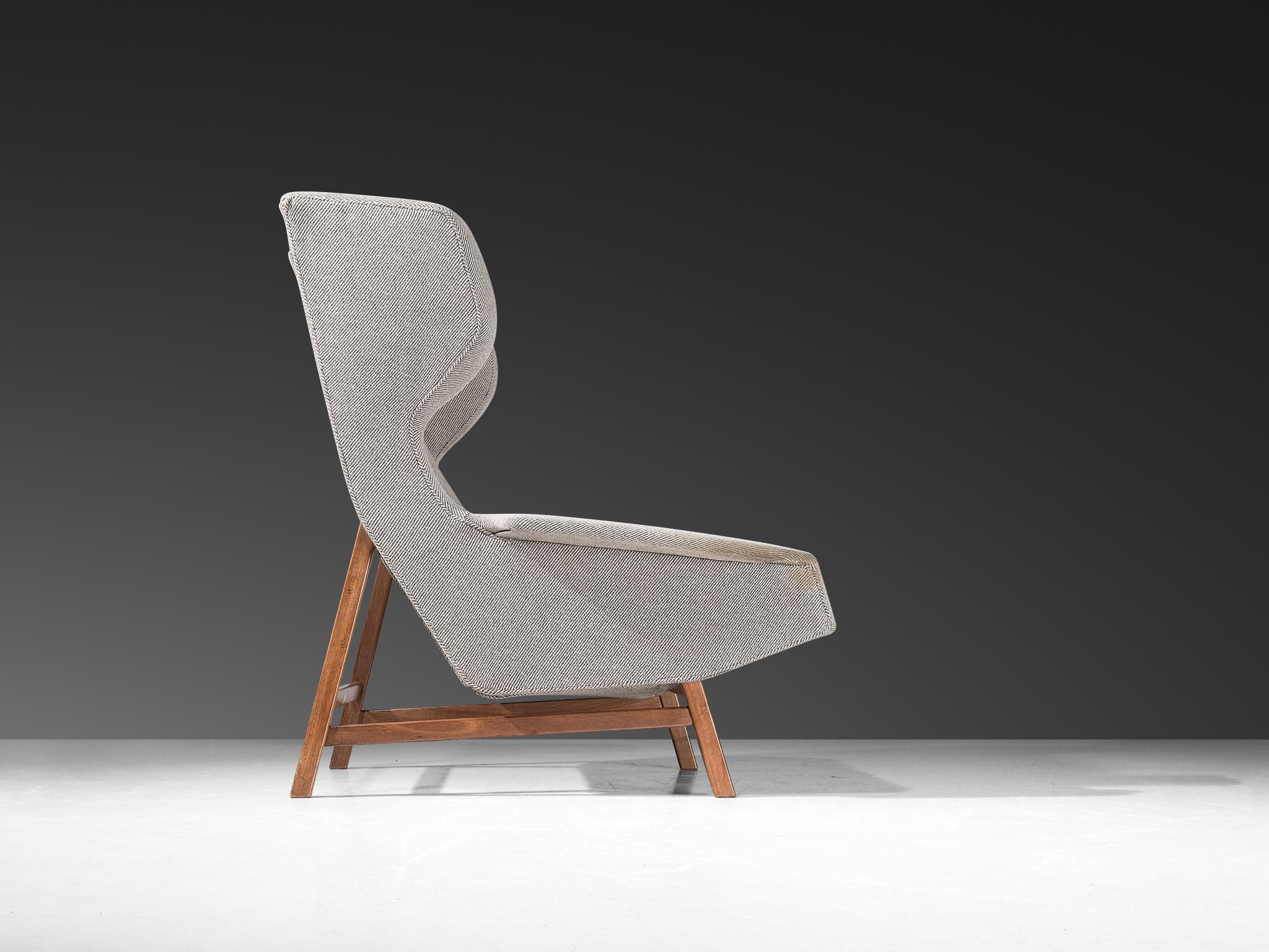Gianfranco Frattini für Cassina Loungesessel aus grauer Wolle und Walnuss (Mitte des 20. Jahrhunderts) im Angebot