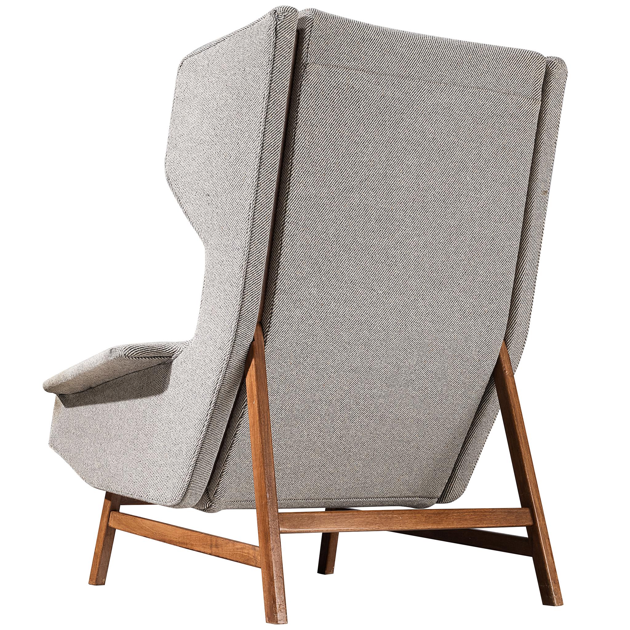 Gianfranco Frattini für Cassina Loungesessel aus grauer Wolle und Walnuss im Angebot