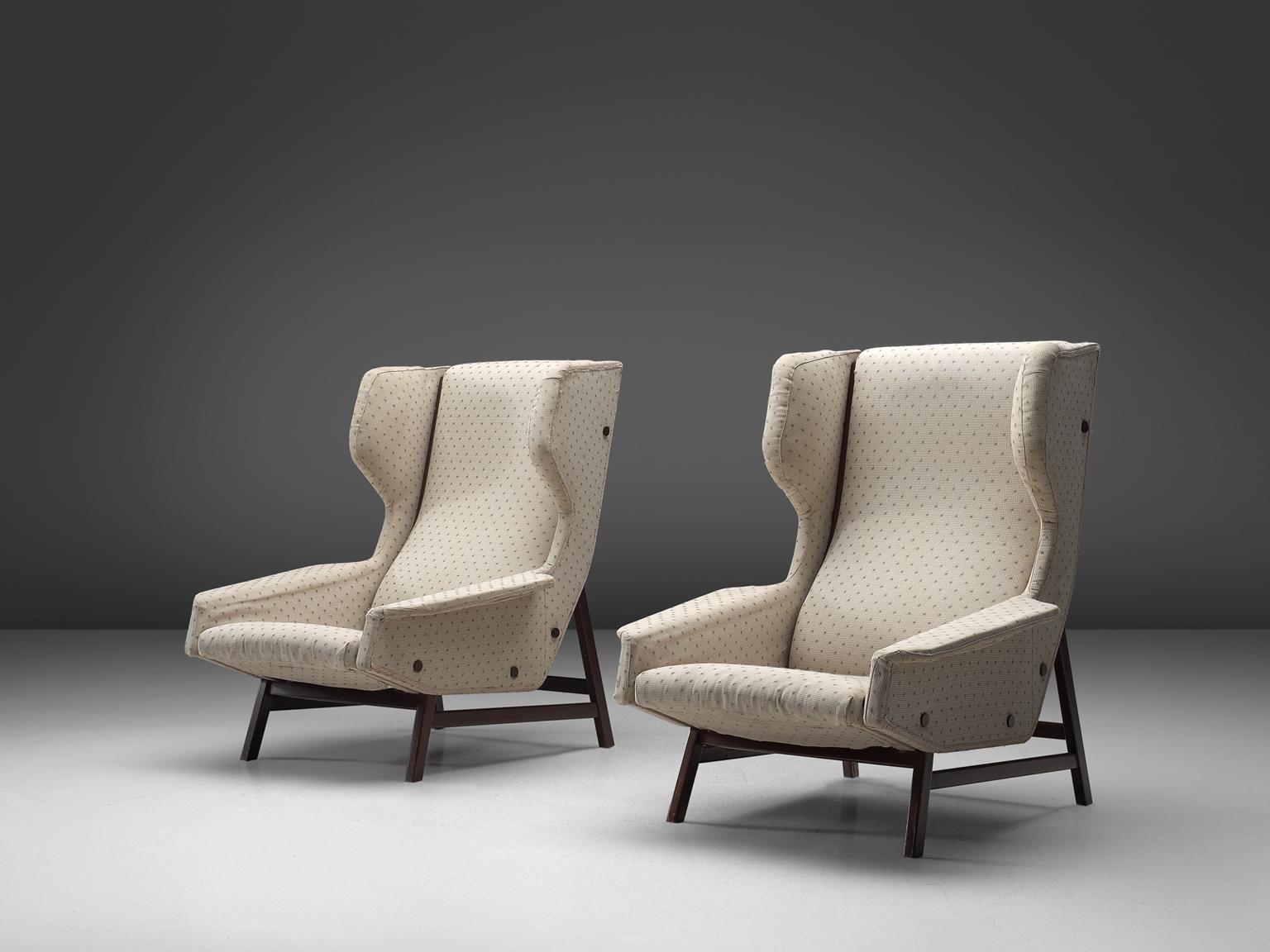 Gianfranco Frattini for Cassina, lounge chair model 877, white fabric and rosewood, Italy, circa 1959.

Sturdy and voluminous lounge chair in blue original fabric. This wingback chair shows nice details and elegant lines. The buttons on the
