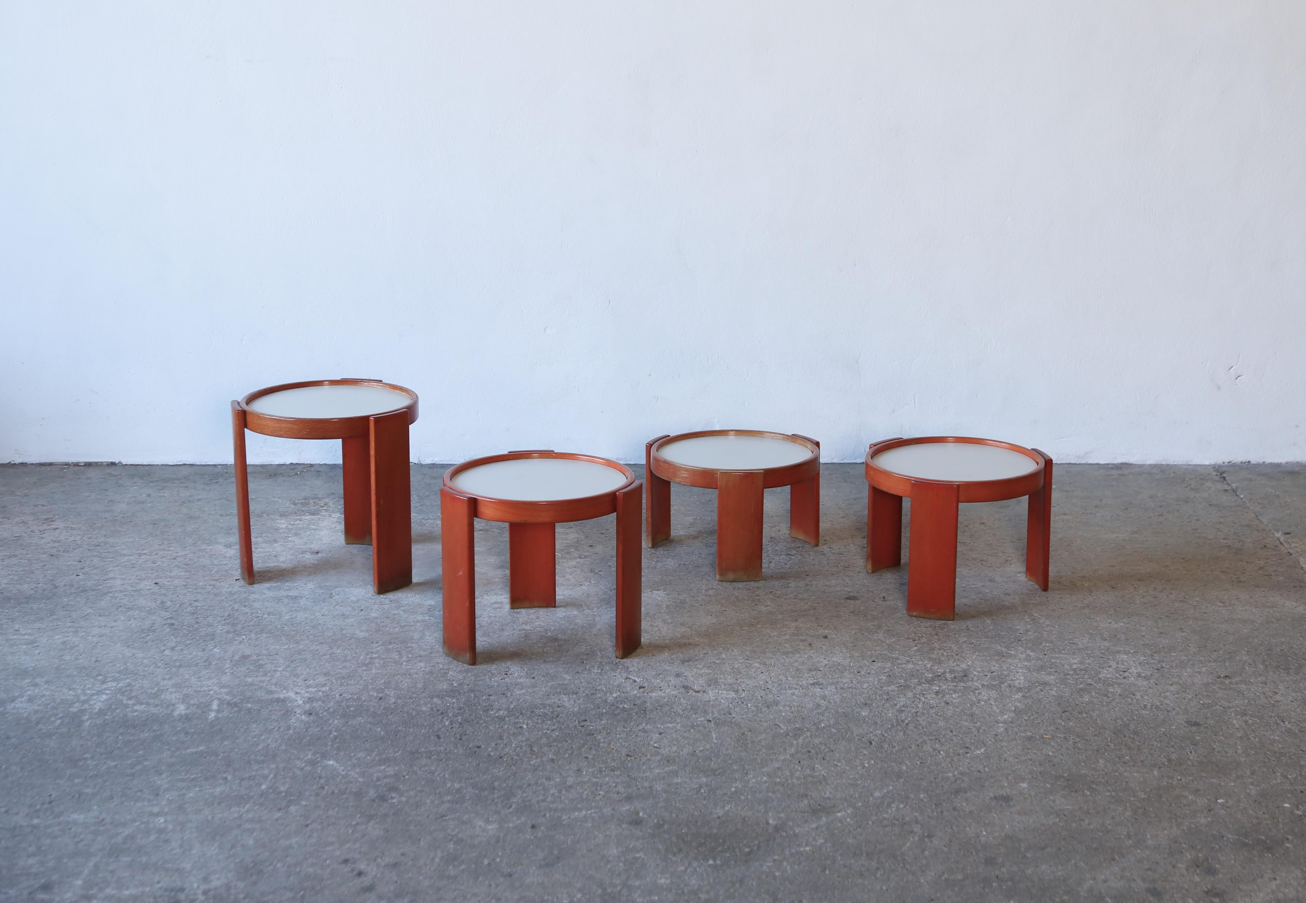 Tables empilables de Gianfranco Frattini pour Cassina, Italie, années 1970. Cadres en bois et plateaux en stratifié réversible (réversible du noir au blanc). Avec les labels des fabricants.   Quelques décolorations à la base des pieds.  Expédition