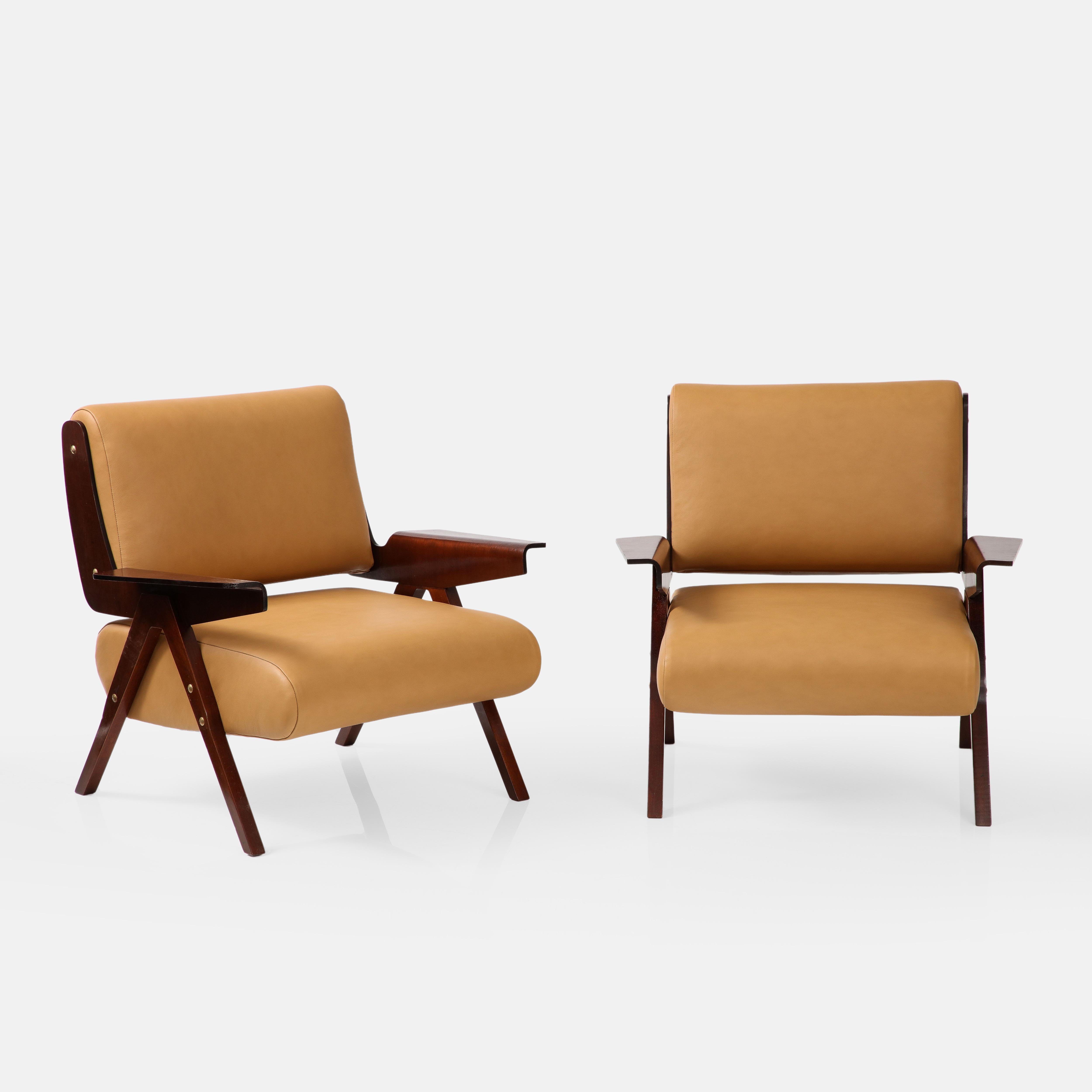 Gianfranco Frattini for Cassina rare pair of lounge chairs model 831 with frame in mahogany veneer and bent plywood with brass mounts, and camel leather upholstery, Italy, 1955.. These sculptural model lounge chairs are an iconic Frattini design