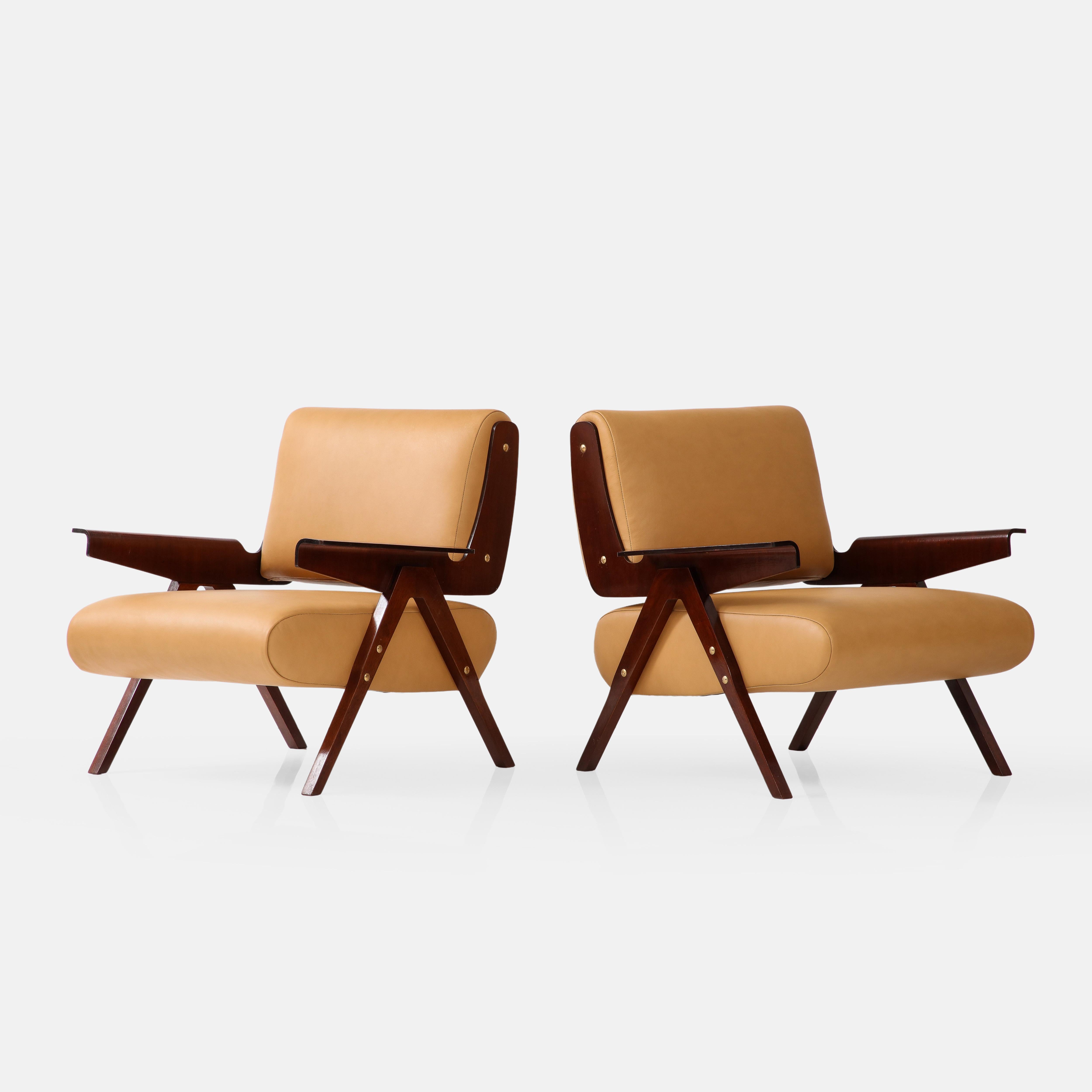 Mid-Century Modern Gianfranco Frattini for Cassina Rare Pair of Mahogany Lounge Chairs Model 831 For Sale