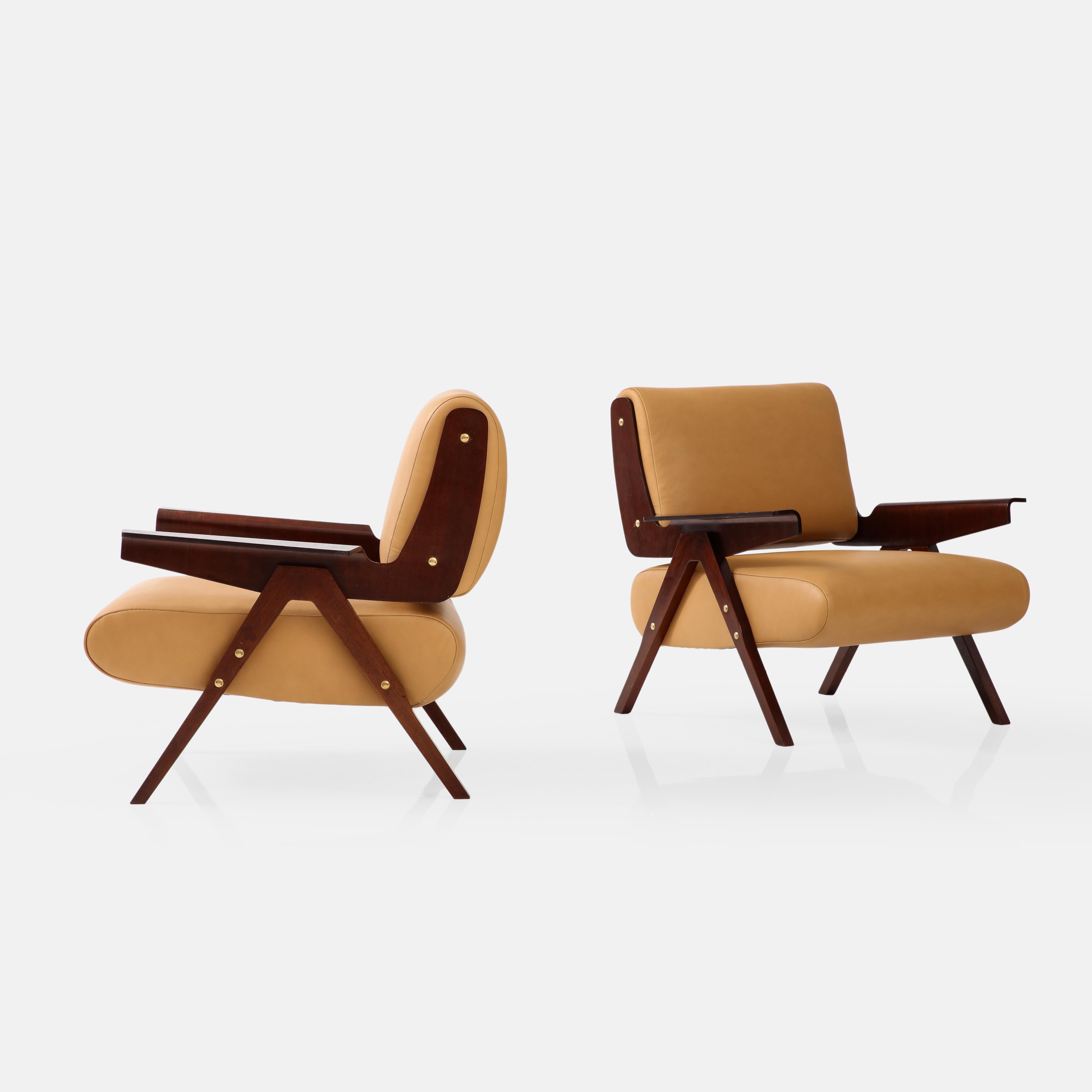 Italian Gianfranco Frattini for Cassina Rare Pair of Mahogany Lounge Chairs Model 831 For Sale