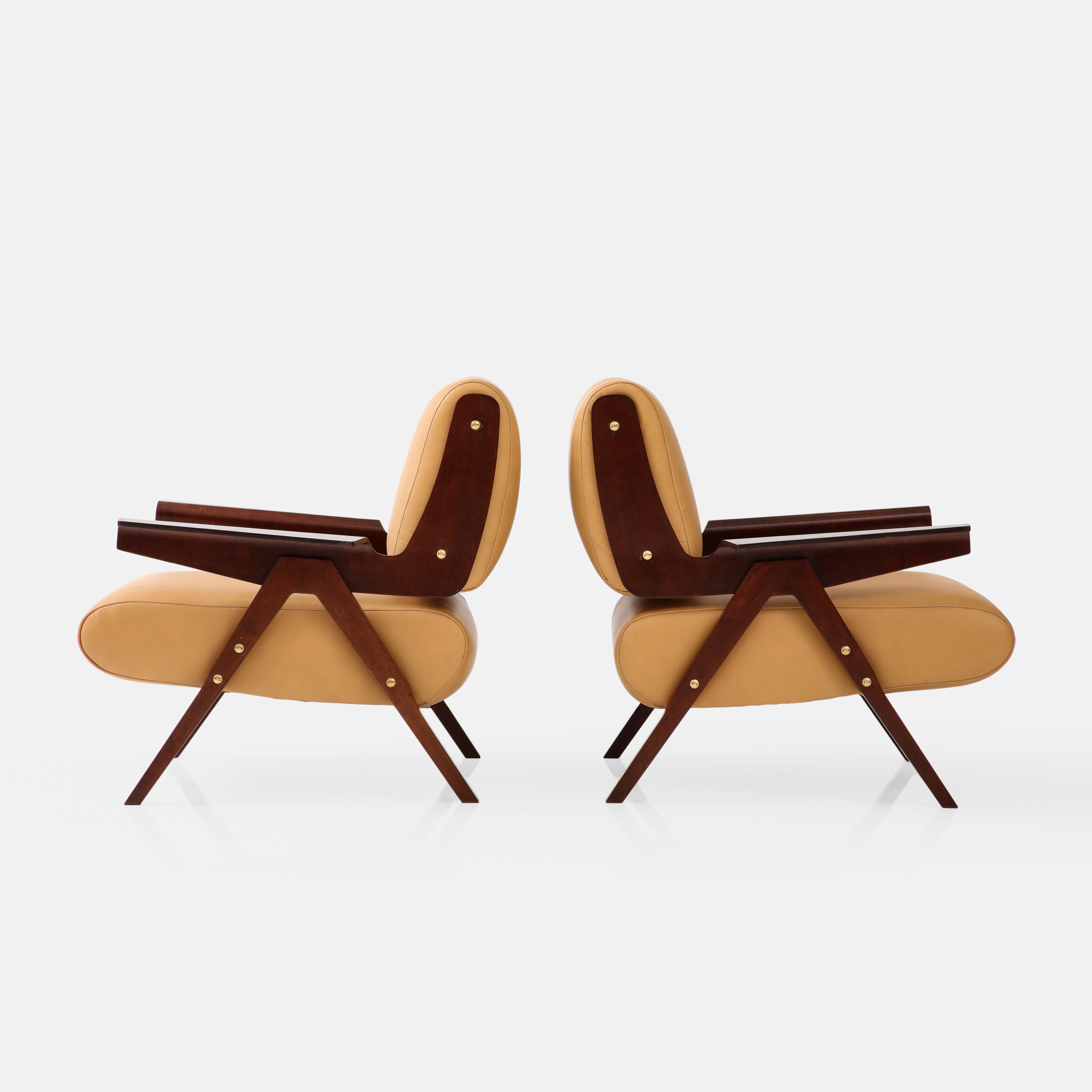 Veneer Gianfranco Frattini for Cassina Rare Pair of Mahogany Lounge Chairs Model 831 For Sale