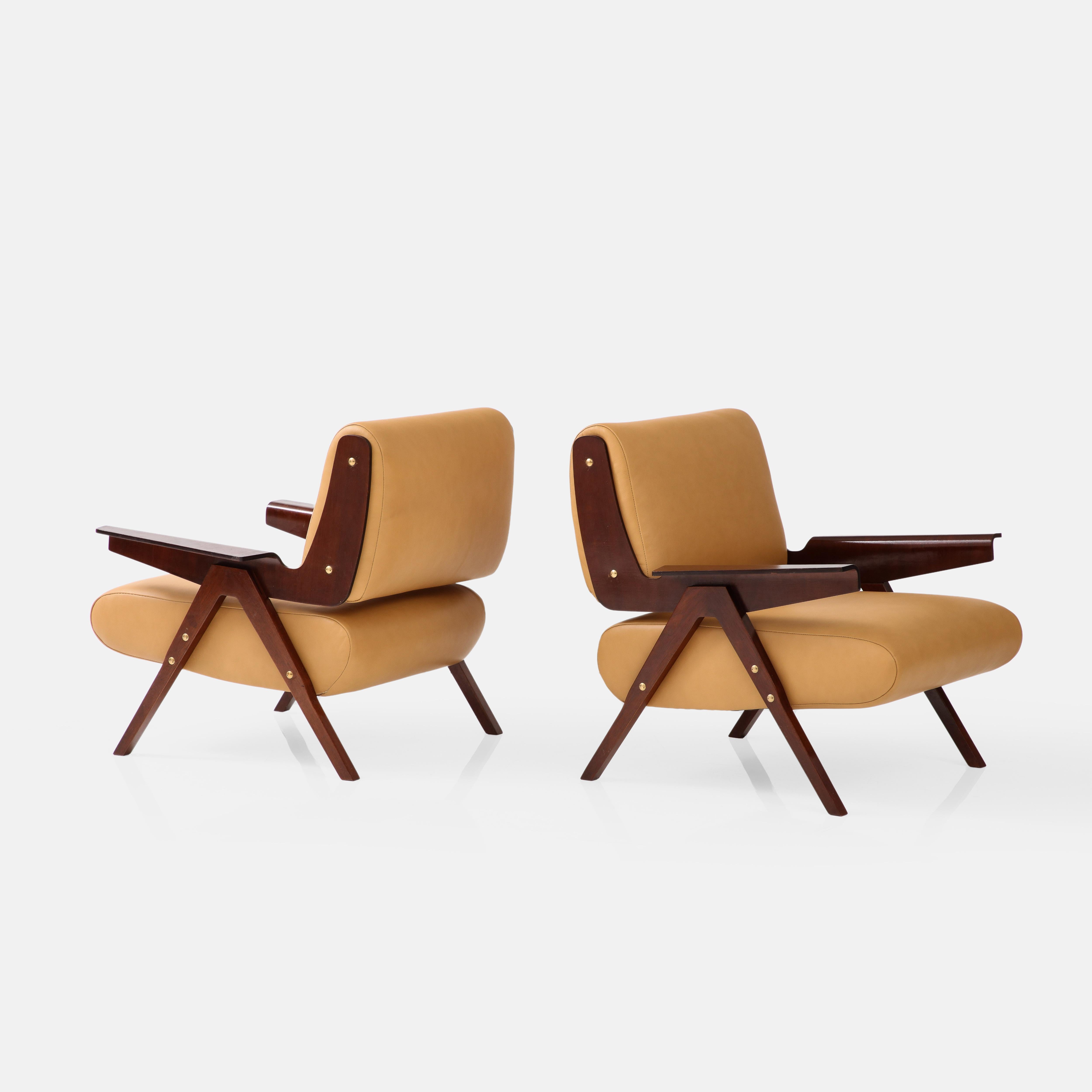 Gianfranco Frattini for Cassina Rare Pair of Mahogany Lounge Chairs Model 831 In Good Condition For Sale In New York, NY