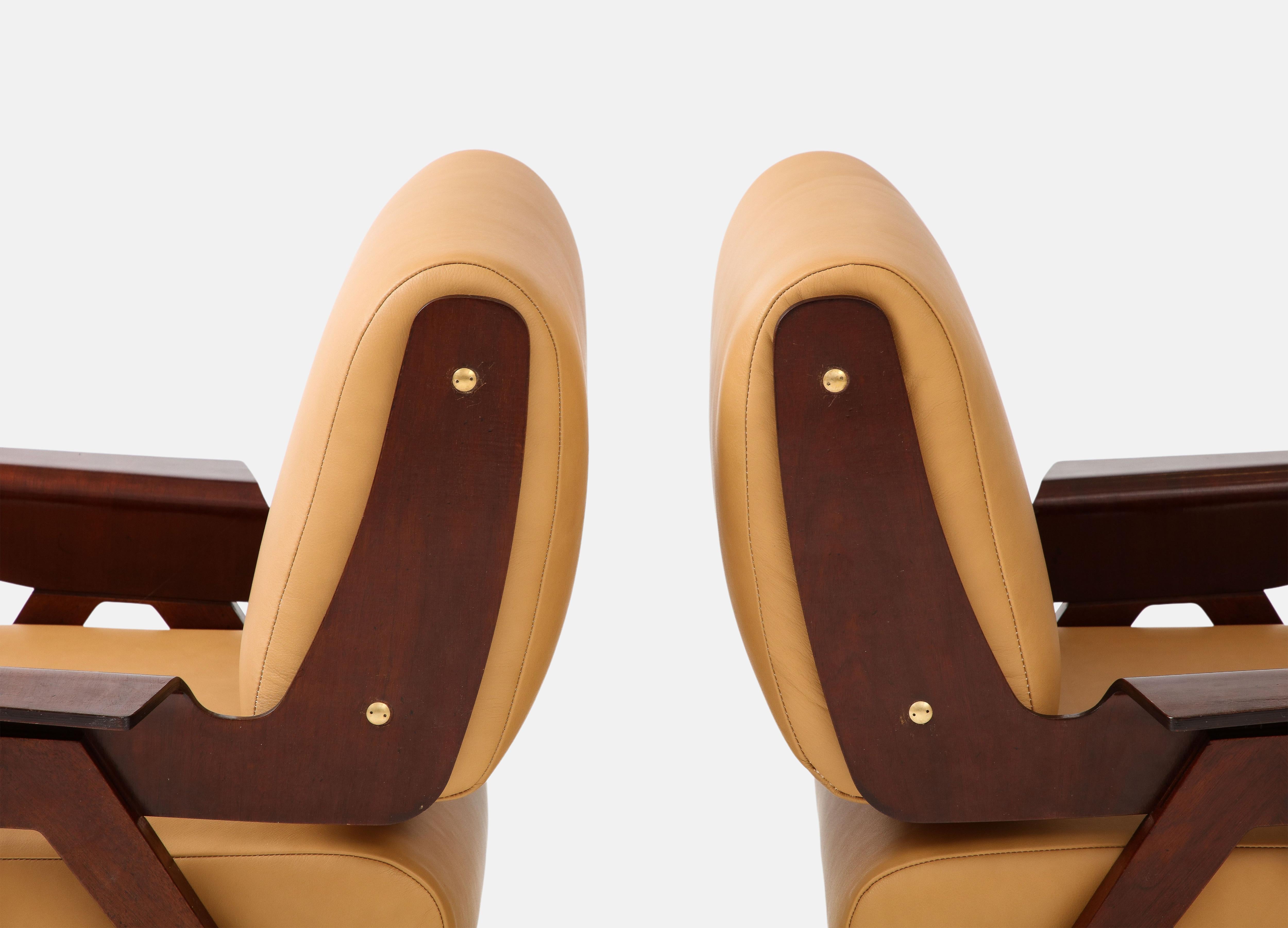 Paire de fauteuils de salon en acajou rares de Gianfranco Frattini pour Cassina, modèle 831 en vente 1