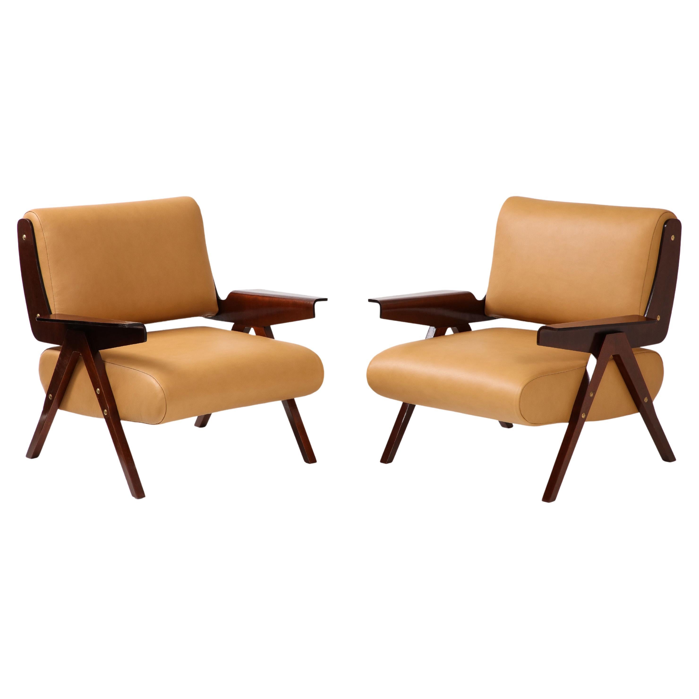 Gianfranco Frattini for Cassina Rare Pair of Mahogany Lounge Chairs Model 831 For Sale