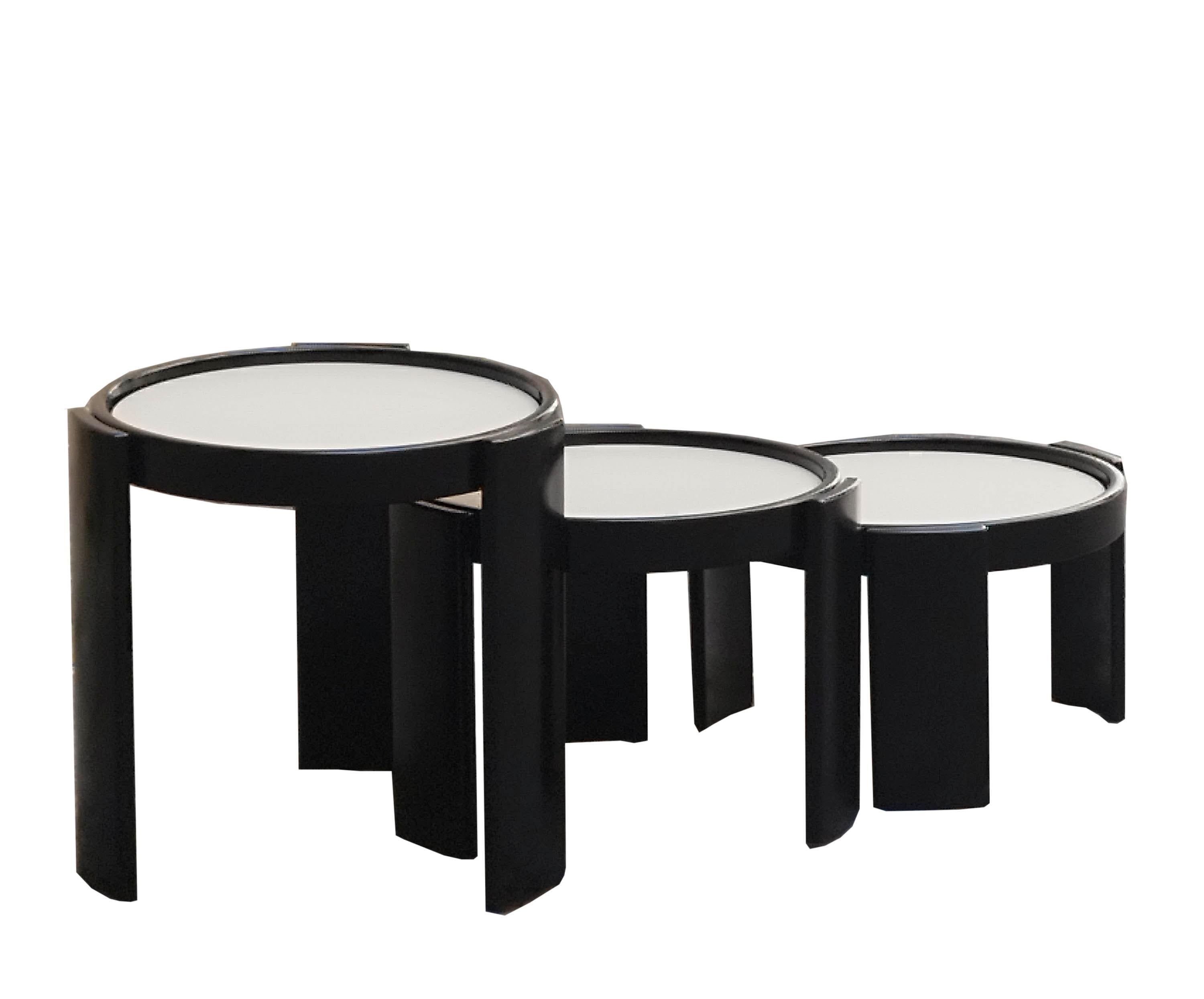 Exclusive coffee tables, model 783, by Gianfranco Frattini for Cassina from the 1960s. High-quality black lacquered wood frame with three reversible table tops in black and off-white. Side tables can be arranged in a variety of ways. Cassina label