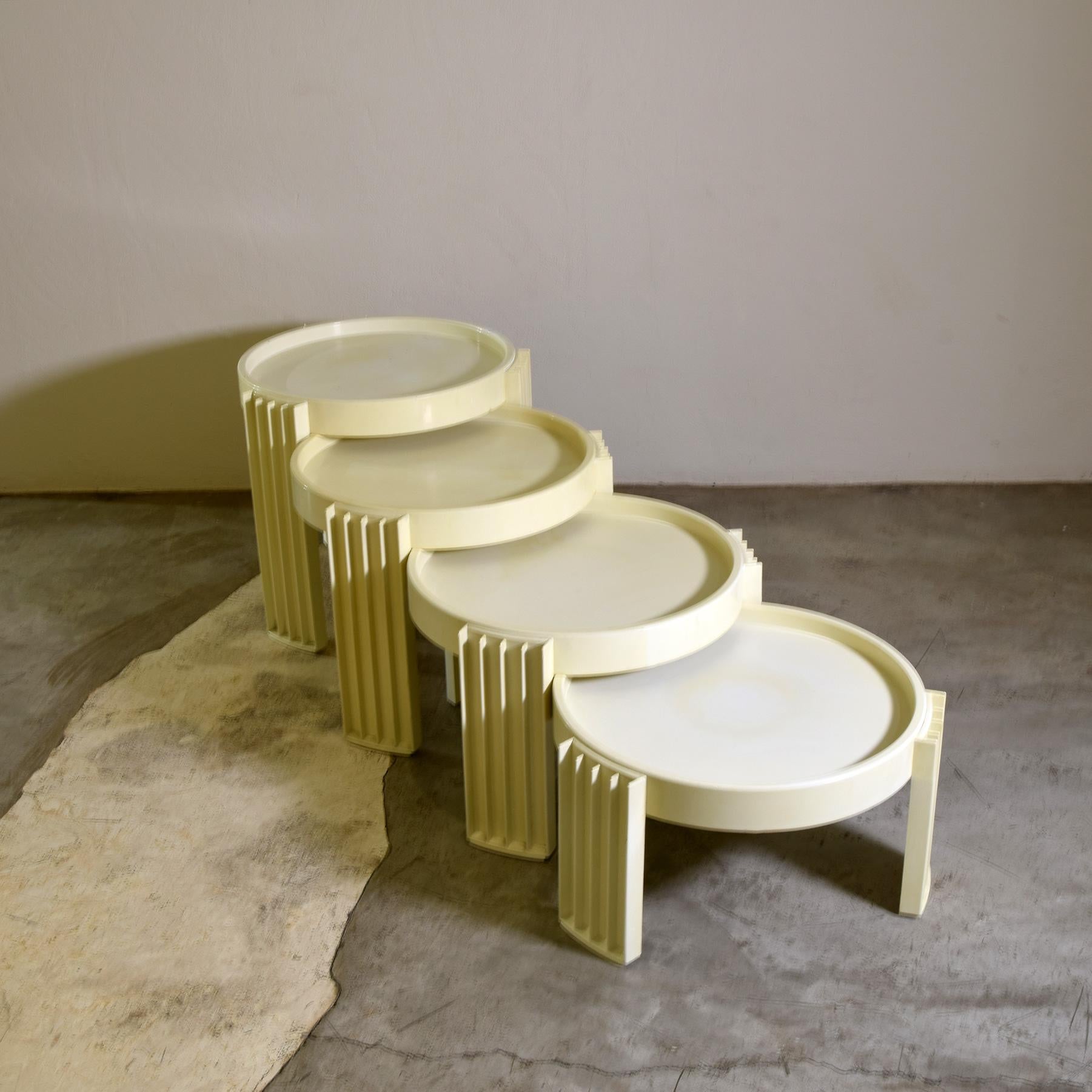 Gianfranco Frattini for Cassina set of four coffee tables late 60s. In Good Condition For Sale In bari, IT