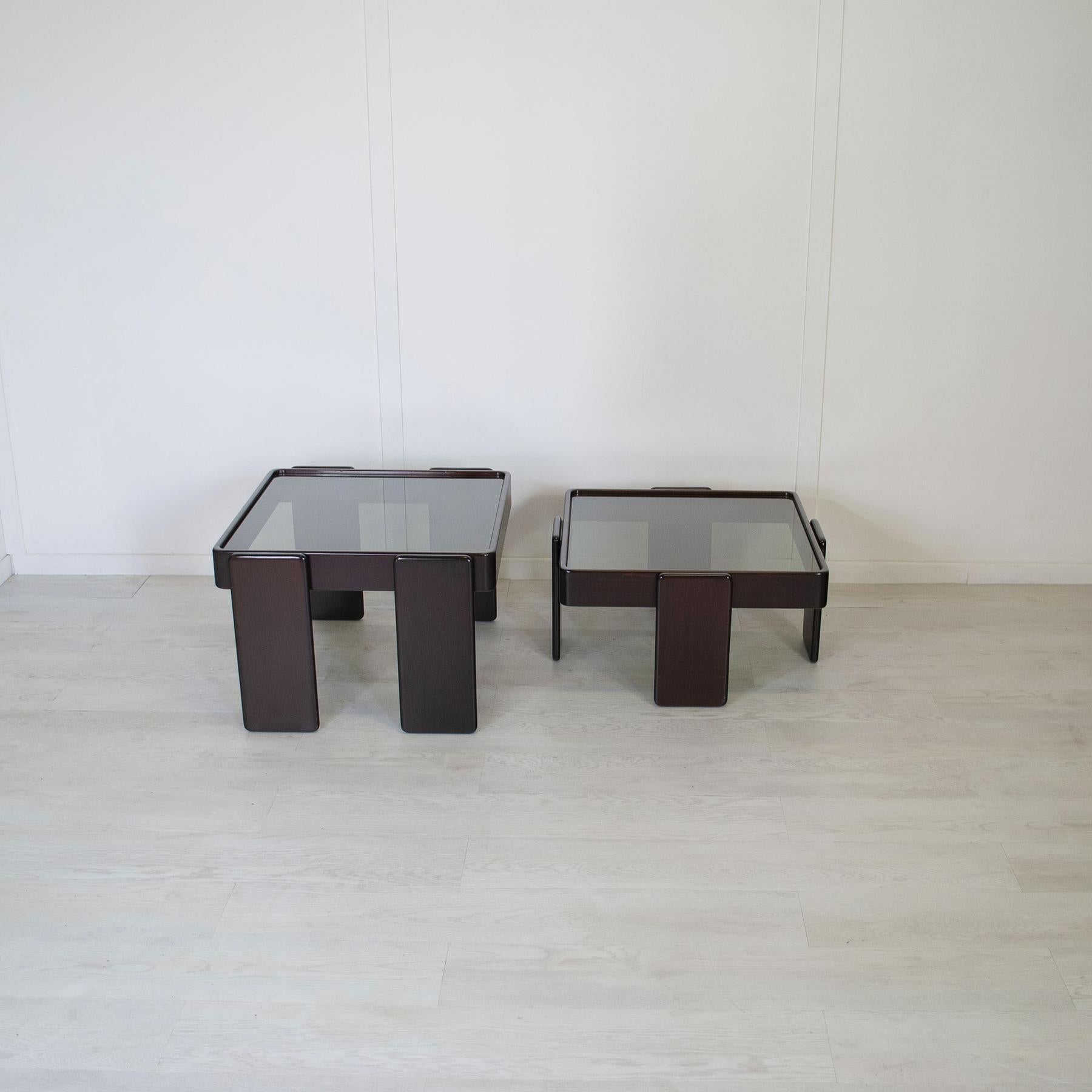 Set of two stackable dark brown lacquered wood coffee tables in perfect condition in its original lacquering, designer Gianfranco Frattini for Cassina mid-1960s production.

small table measurements L 58 P 58 H 30 cm