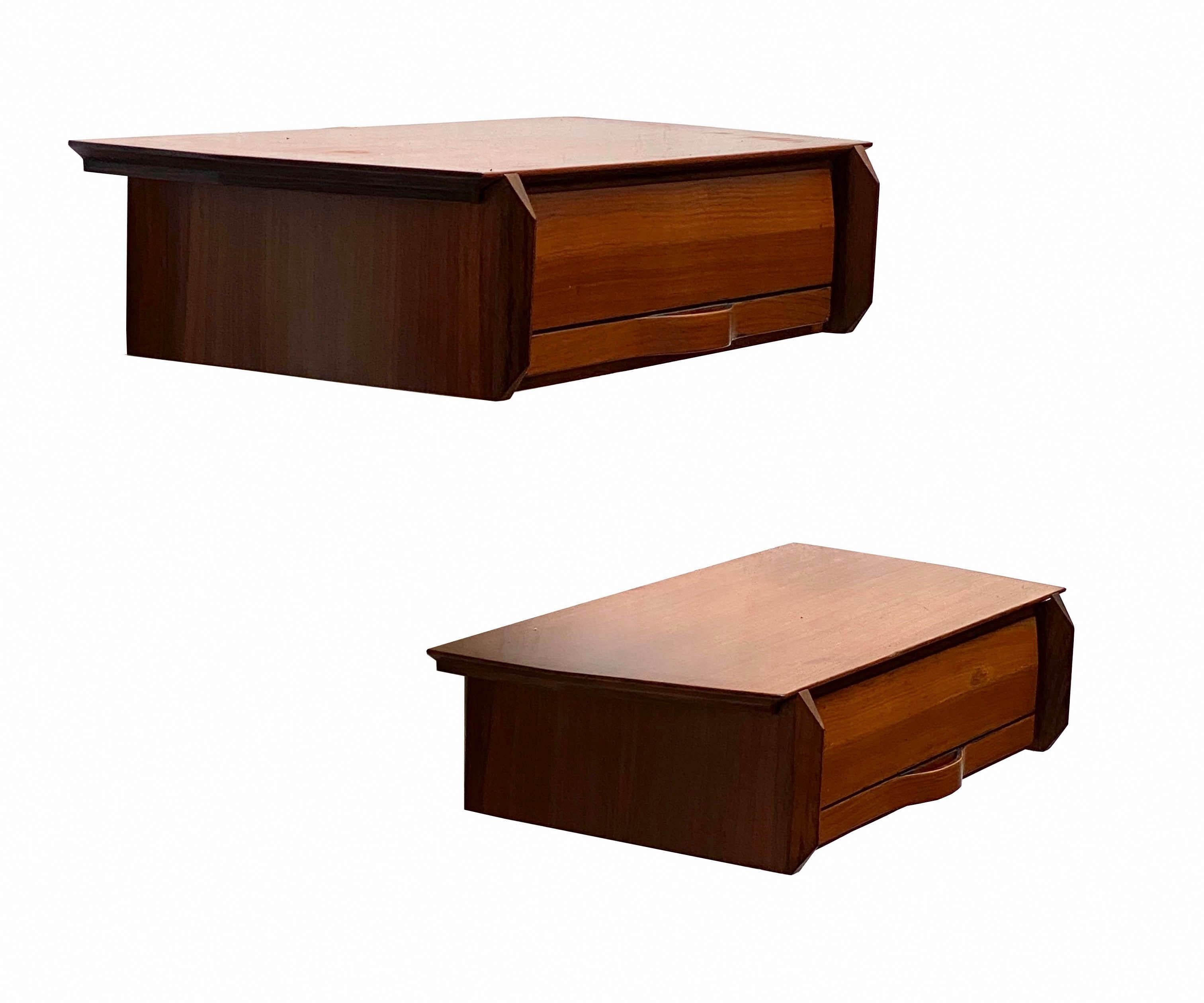 Pair of wooden hanging bedside tables with hidden drawer, designed in the 1960s by Gianfranco Frattini for La Permanente Mobili in Cantù, preserved in excellent condition.
 