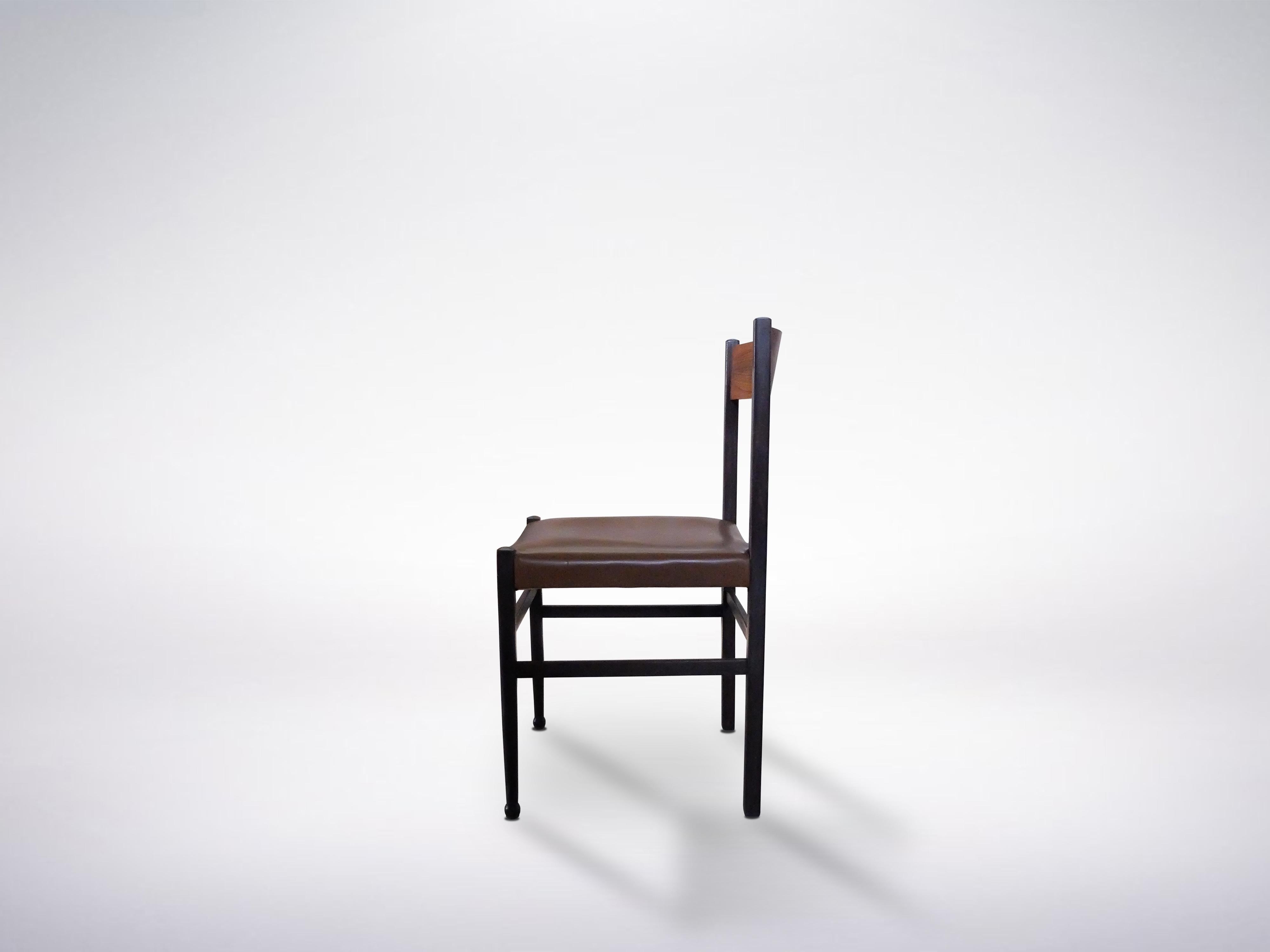 Wunderschönes Set aus 4 Holzstühlen von Gianfranco Frattini, 1950er Jahre: eine perfekte Ergänzung zu den italienischen Stühlen der Jahrhundertmitte in einem gut eingerichteten Esszimmer.

Subtile geometrische Übergänge zwischen Kurven und Linien