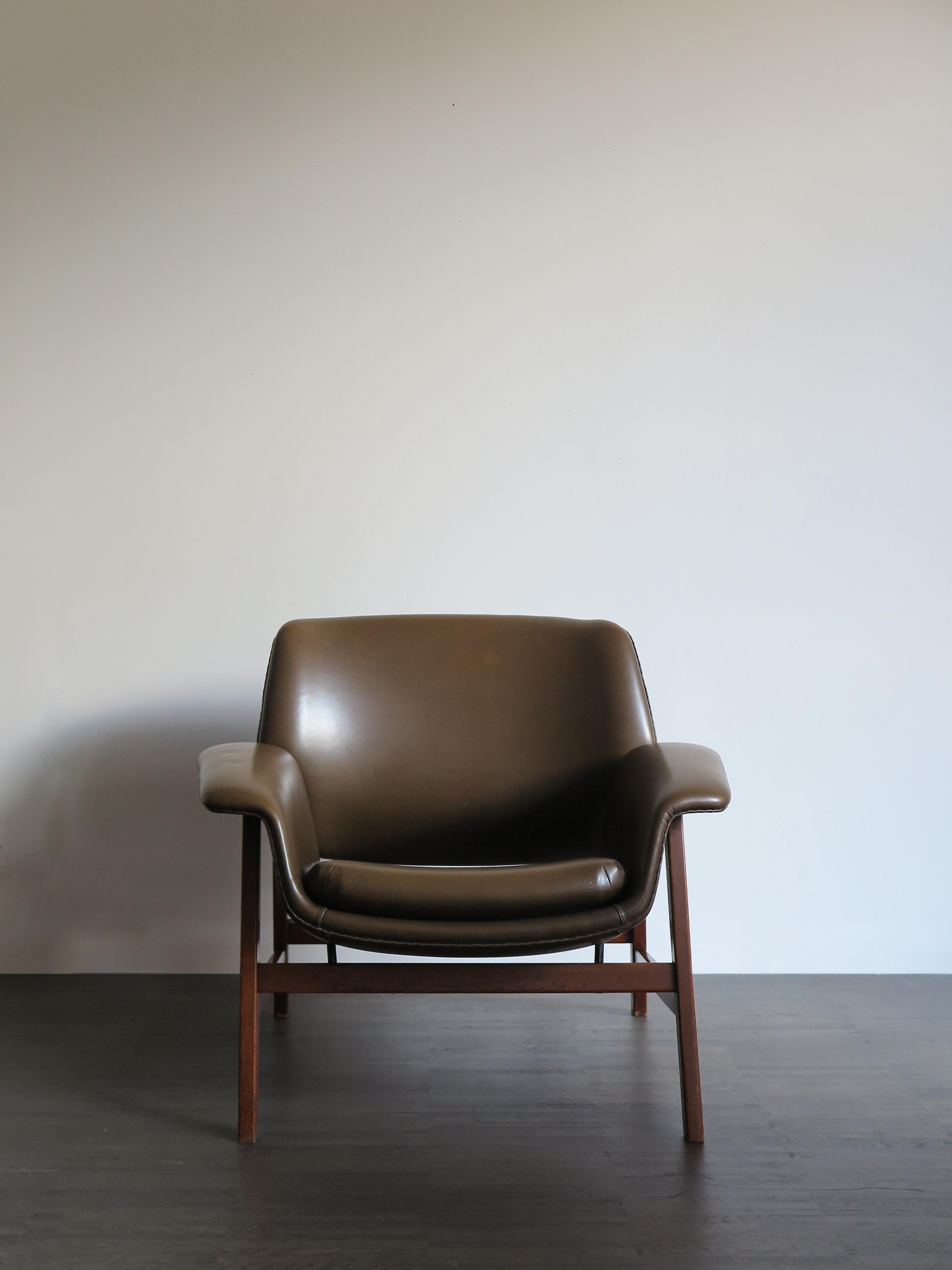 1950s Italian armchair model 849 designed by Gianfranco Frattini for Cassina in 1956, structure in walnut wood and vinyl original upholstery.

Please note that the item is original of the period and this shows normal signs of age and use.