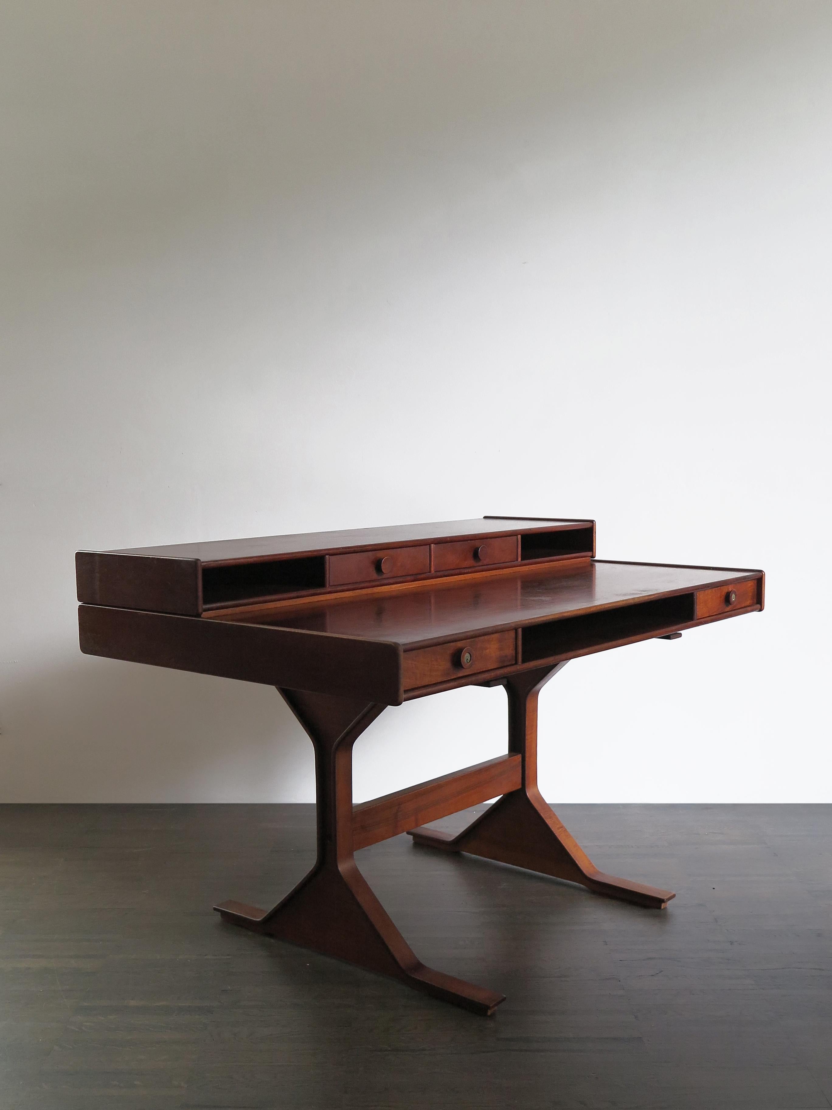 Italian midcentury modern design wood desk designed by Gianfranco Frattini and manufactured by Bernini from 1957.
Please note that the desk is original of the period and this shows normal signs of age and use.