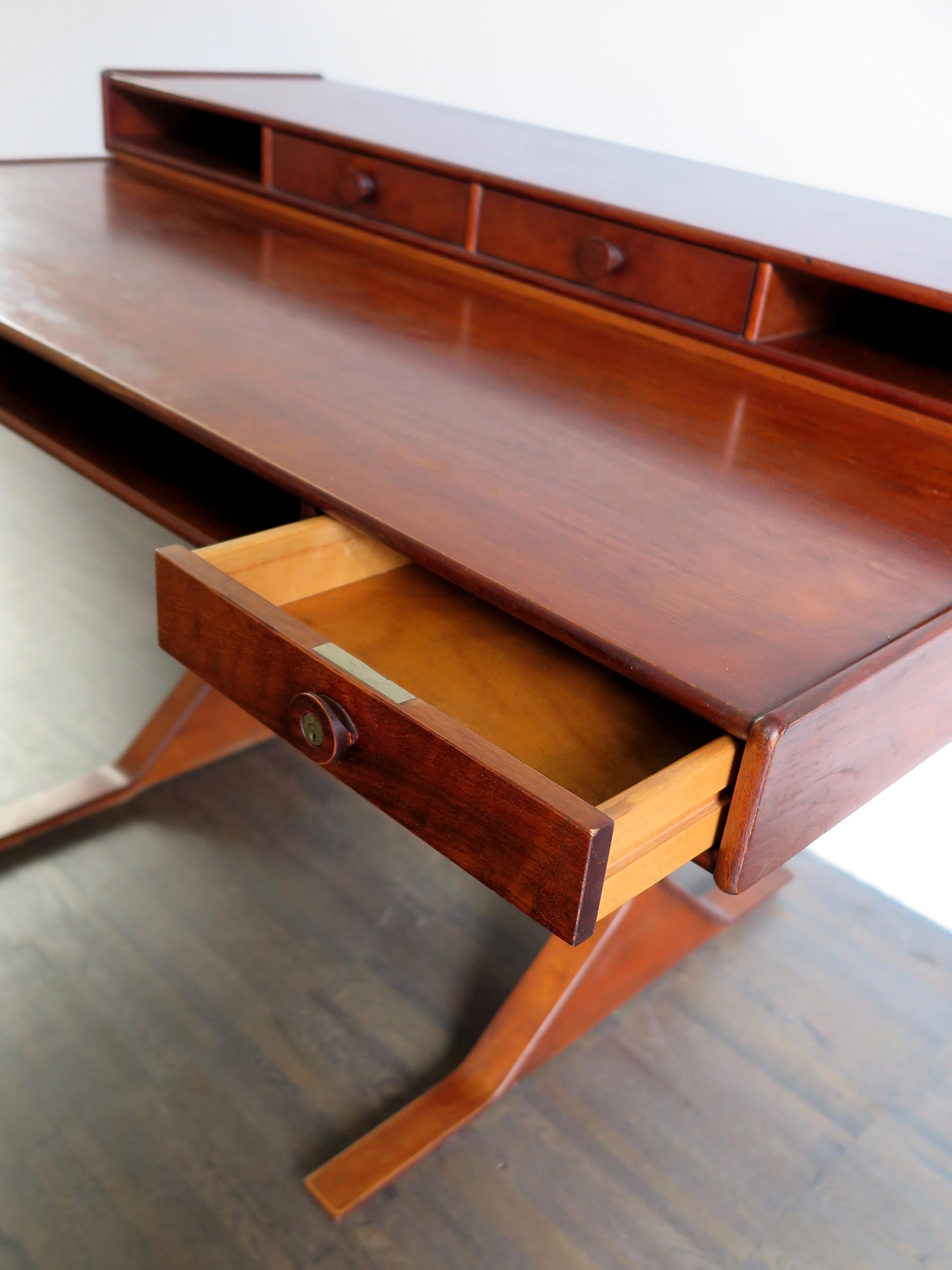 Gianfranco Frattini Italian Midcentury Wood Desk for Bernini, 1950s 3