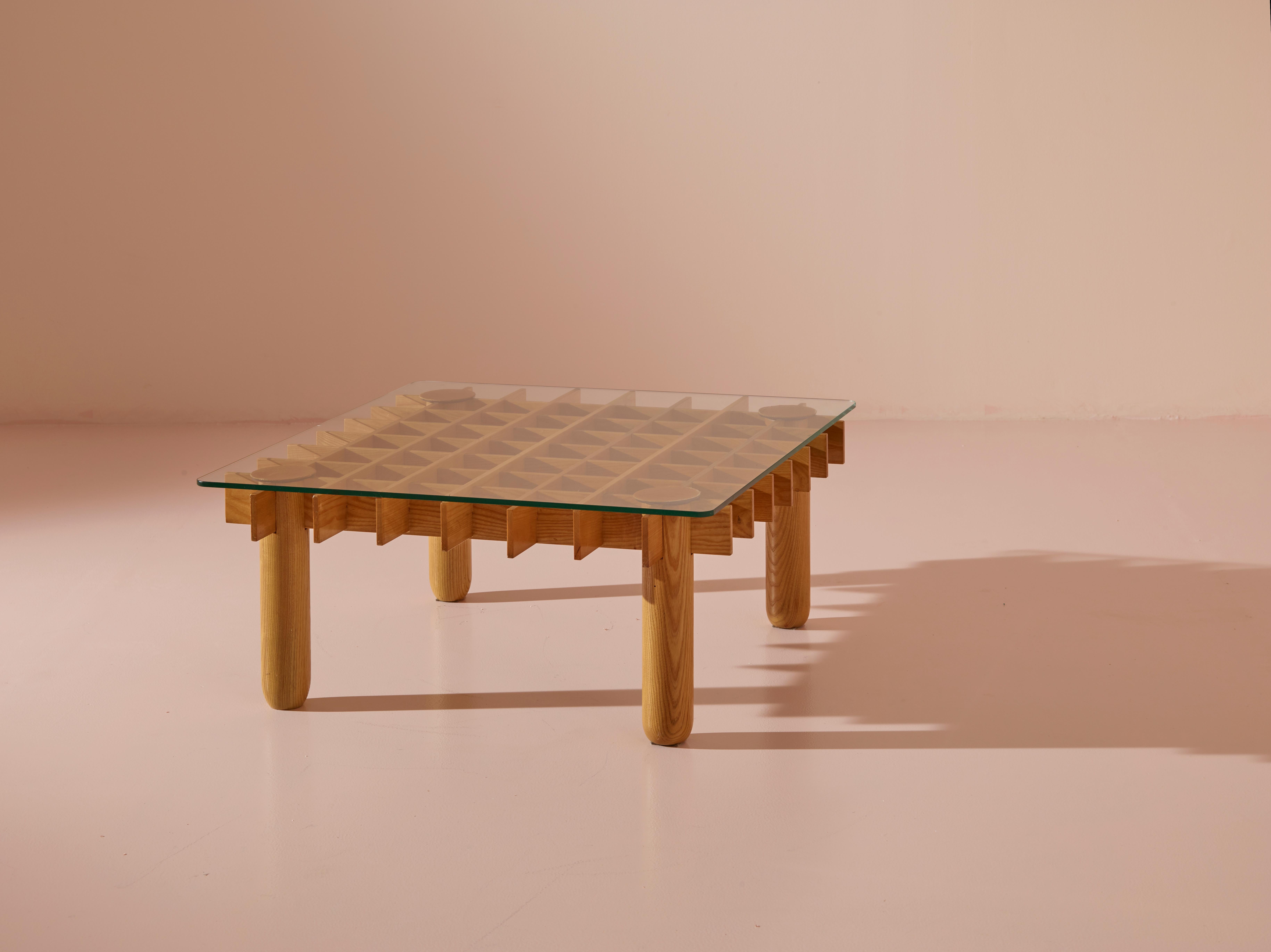 Designed by Gianfranco Frattini, produced in a small amount of pieces by Ghiande, Italy, and distributed by Knoll, the 'Kyoto' coffee table from 1974 embodies a unique blend of Japanese architectural influence and Italian craftsmanship. Crafted in