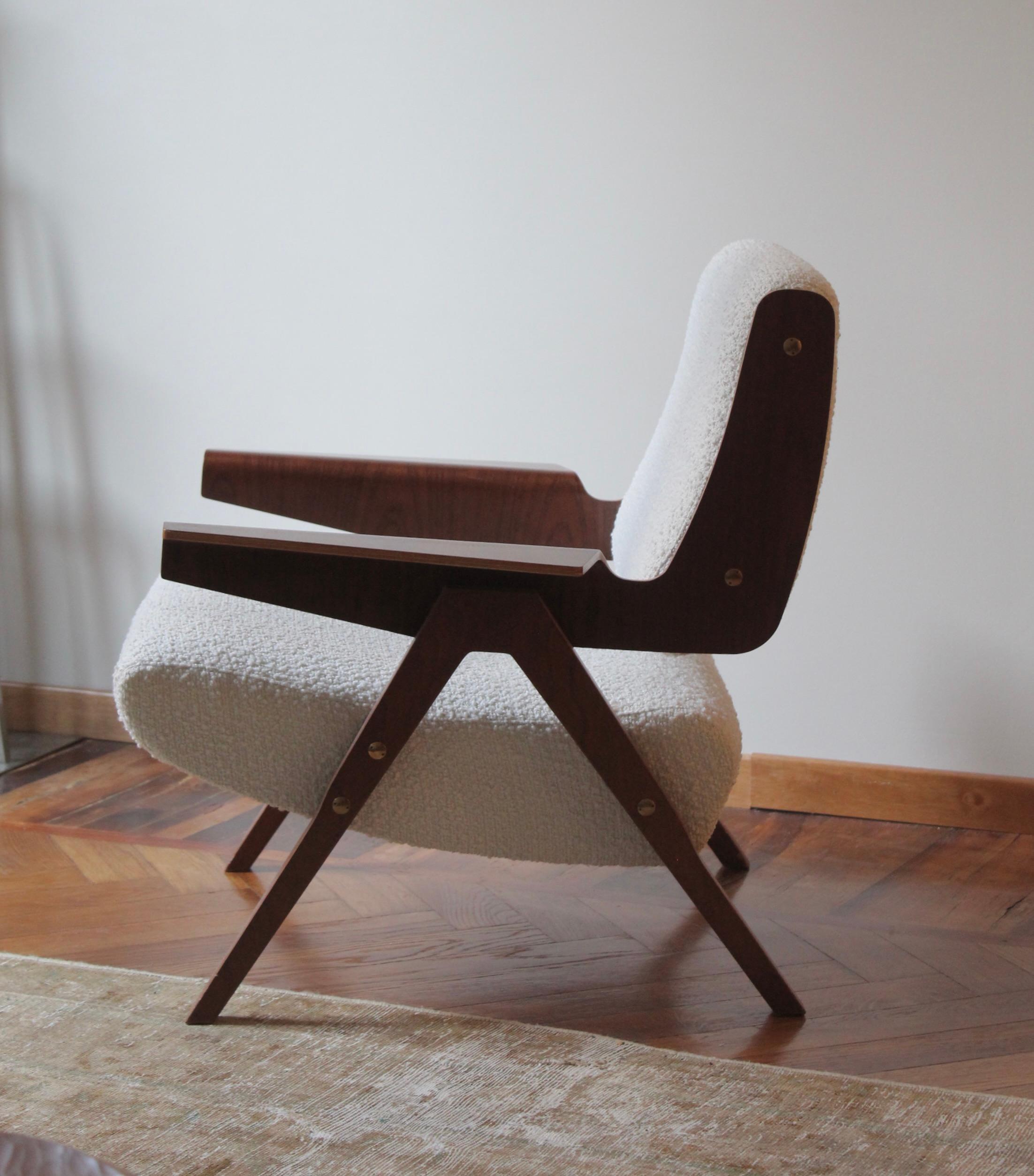 Italian Gianfranco Frattini, Lounge Chairs Plywood, White Fabric, Cassina Italy, C. 1955 For Sale