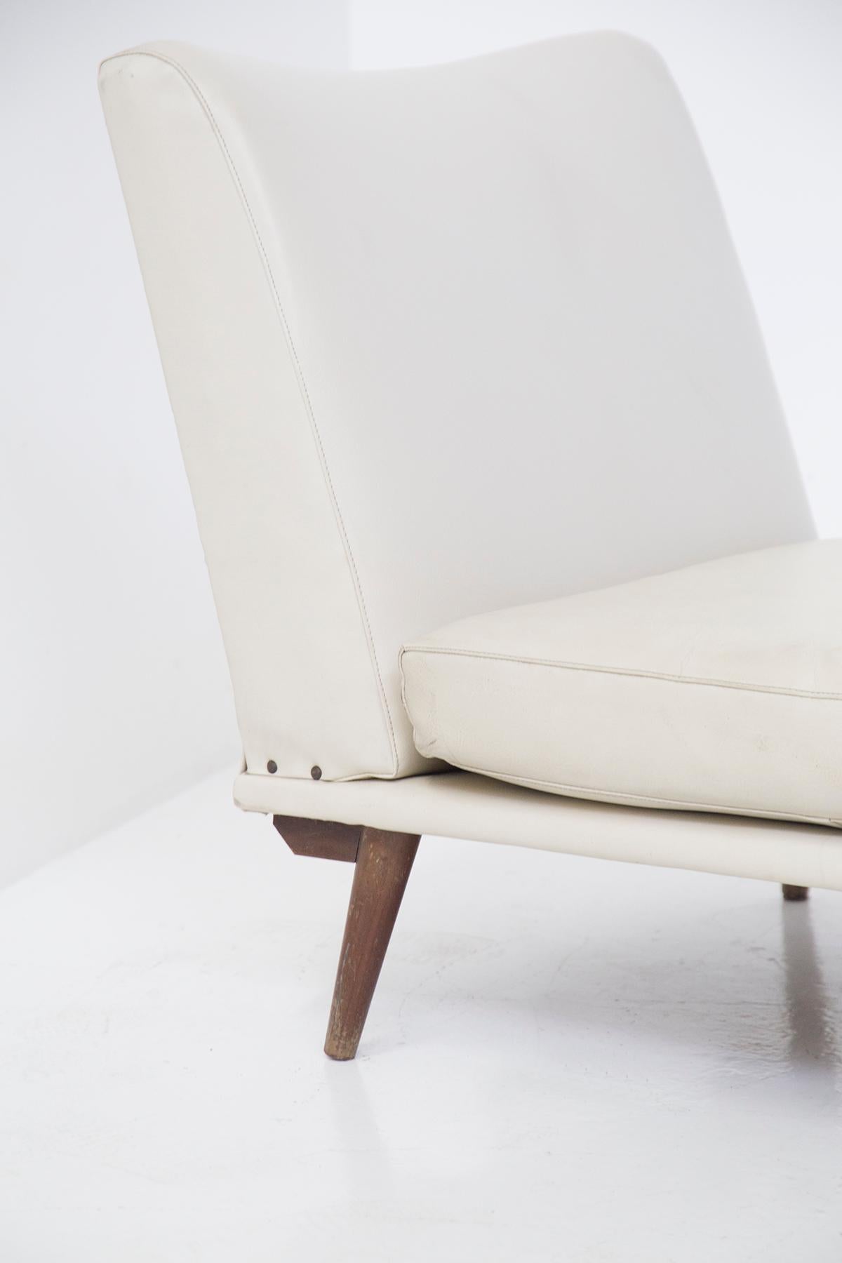 Prächtiges Paar Holzsessel, die dem großen Designer Gianfranco Frattini in den 70er Jahren zugeschrieben werden, aus feiner italienischer Fertigung.
Die Sessel haben ein solides Gestell aus dunklem Massivholz, sehr attraktiv. Die Stützfüße haben